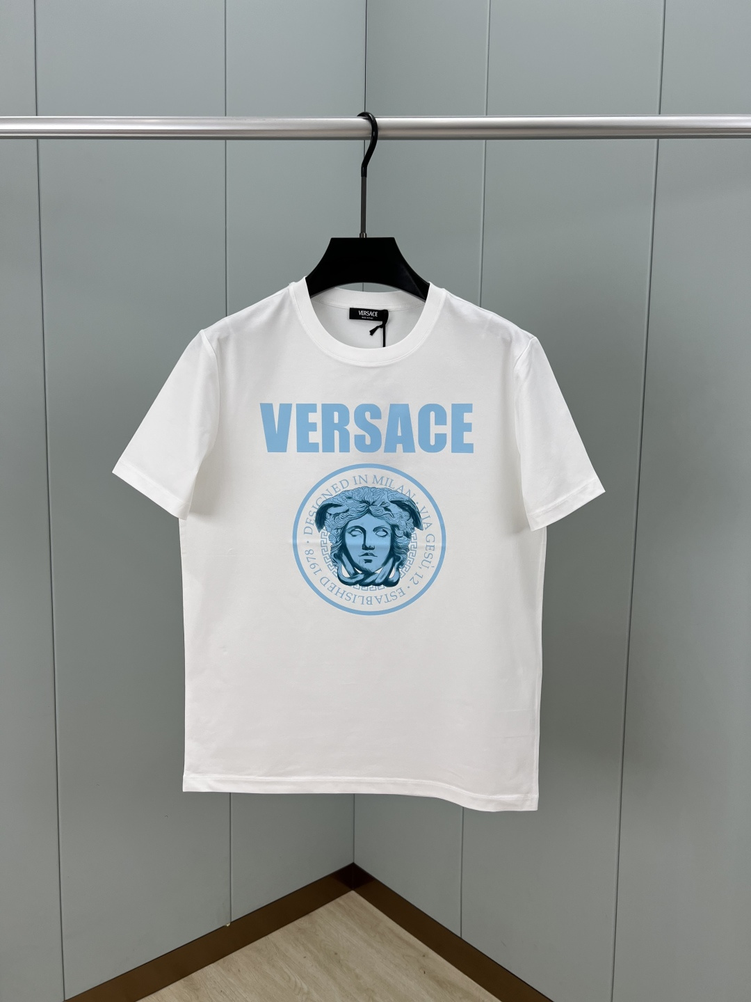 NO:503317,Versace 25 summer new product men are decorated with Medusa Rock logo digital printed short-sleeved T-shirt, with Medusa Rock pattern on the front and digital printing design of the 1978 year of the brand founding, customized 80 double-strand mercerized cotton fabric; black and white M-4XL, versace, T-shirt, tees, t-shirt, alexander wang19860909Versace 25夏季新品男士饰有Medusa Rock标识数码印花短袖T恤,正面饰有Medusa Rock图案以及品牌创始年份1978数码印花设计,定制80支双股丝光棉面料；黑色 白色 M-4XL,,versace,T-shirt,tees，t-shirt,alexander wang,Men's clothing