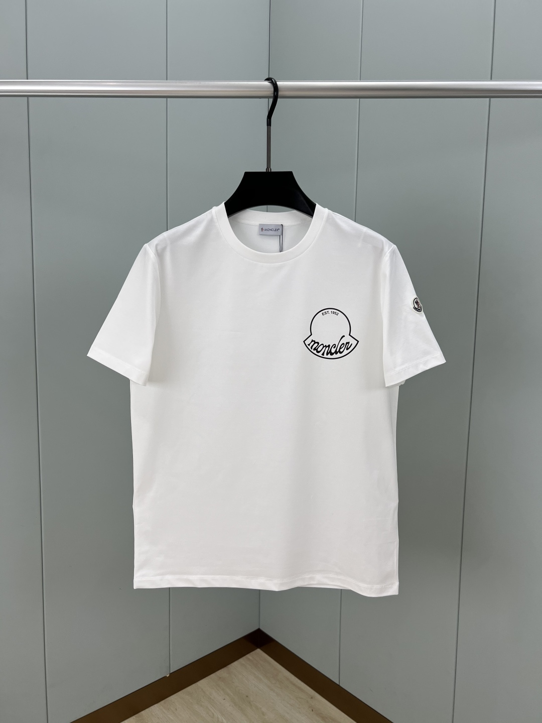 NO:503324,Moncler 25 summer new contrast printing logo short-sleeved T-shirt, front chest contrast printing design, simple and eye-catching, low-key and high-end, with a straightforward recognition, and the style is a classic regular model, standard size, customized high-end high-density 80 double-strand mercerized cotton fabric, comfortable and breathable on the upper body, delicate and slightly elastic fabric; black and white M-4XL, T-shirt,tees, t-shirt,alexander wang19860909Moncler 25夏季新品撞色印花标识短袖T恤,正面胸前撞色印花设计,简约又吸睛,低调又高级,辨识度直接拉满,版型是经典的常规款,尺码标准,定制高支高密80支双股丝光棉面料,上身舒适透气、面料细腻微弹；黑色 白色 M-4XL,,T-shirt,tees，t-shirt,alexander wang,Men's clothing