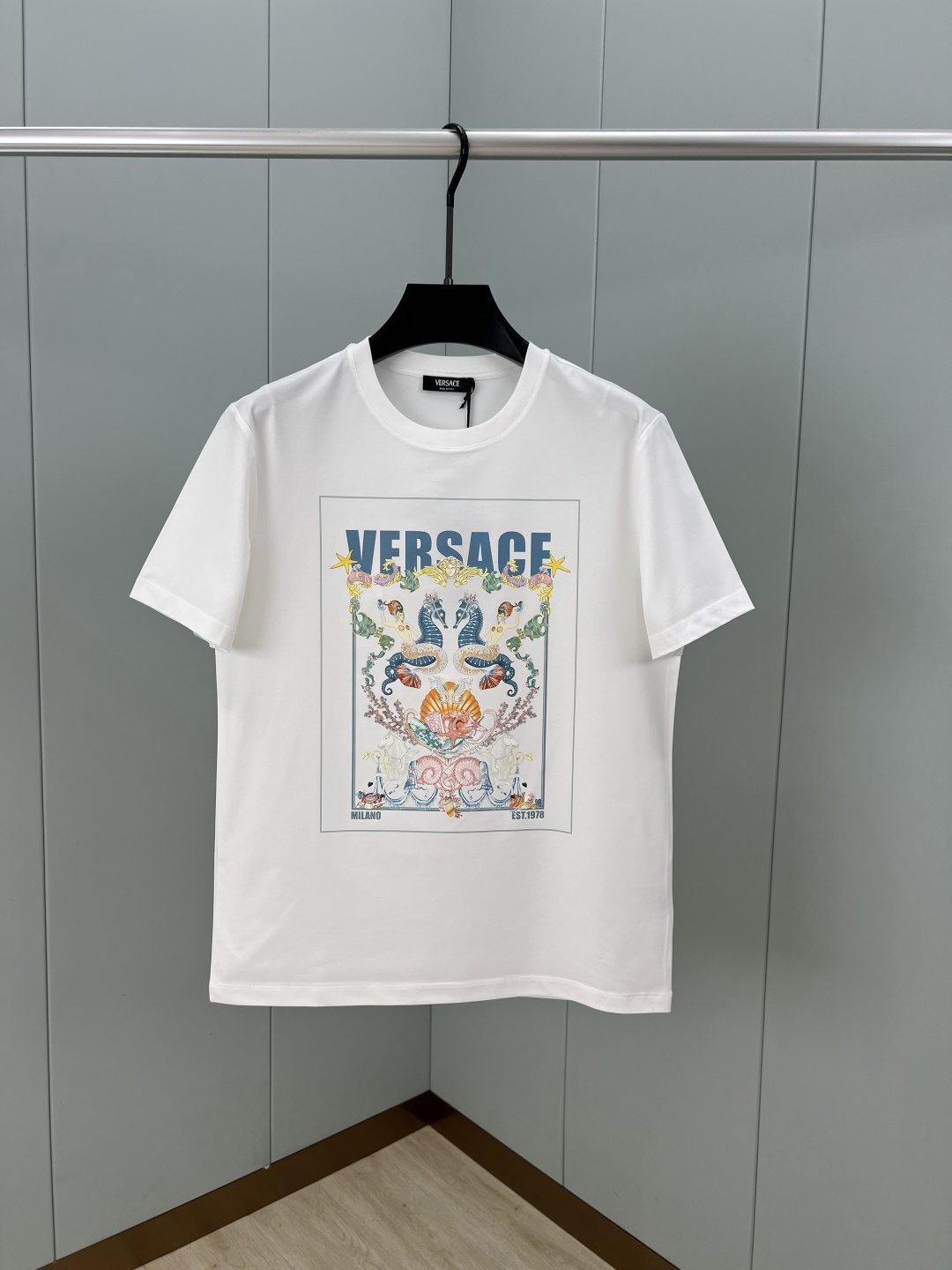 NO:517305,VERSACE.VerSACE 25 summer new product Coral Theatre Postcard pattern digital printed short-sleeved T-shirt, with summer marine theme series Coral Theatre Postcard digital printed design, the style is a classic shoulder-mounted regular model, standard size, customized high-end high-density 80-pin double-strand mercerized cotton fabric, comfortable and breathable upper body, delicate and slightly elastic fabric; black and white M-4XL, versace, versace, T-shirt, tees, t-shirt, alexander wang19860909VERSACE.范思哲 25夏季新品Coral Theatre Postcard 图案数码印花短袖T恤,正面饰有夏季海洋主题系列Coral Theatre Postcard数码印花设计,版型是经典的正肩常规款、尺码标准,定制高支高密80支双股丝光棉面料,上身舒适透气、面料细腻微弹；黑色 白色 M-4XL,,versace,versace,T-shirt,tees，t-shirt,alexander wang,Men's clothing