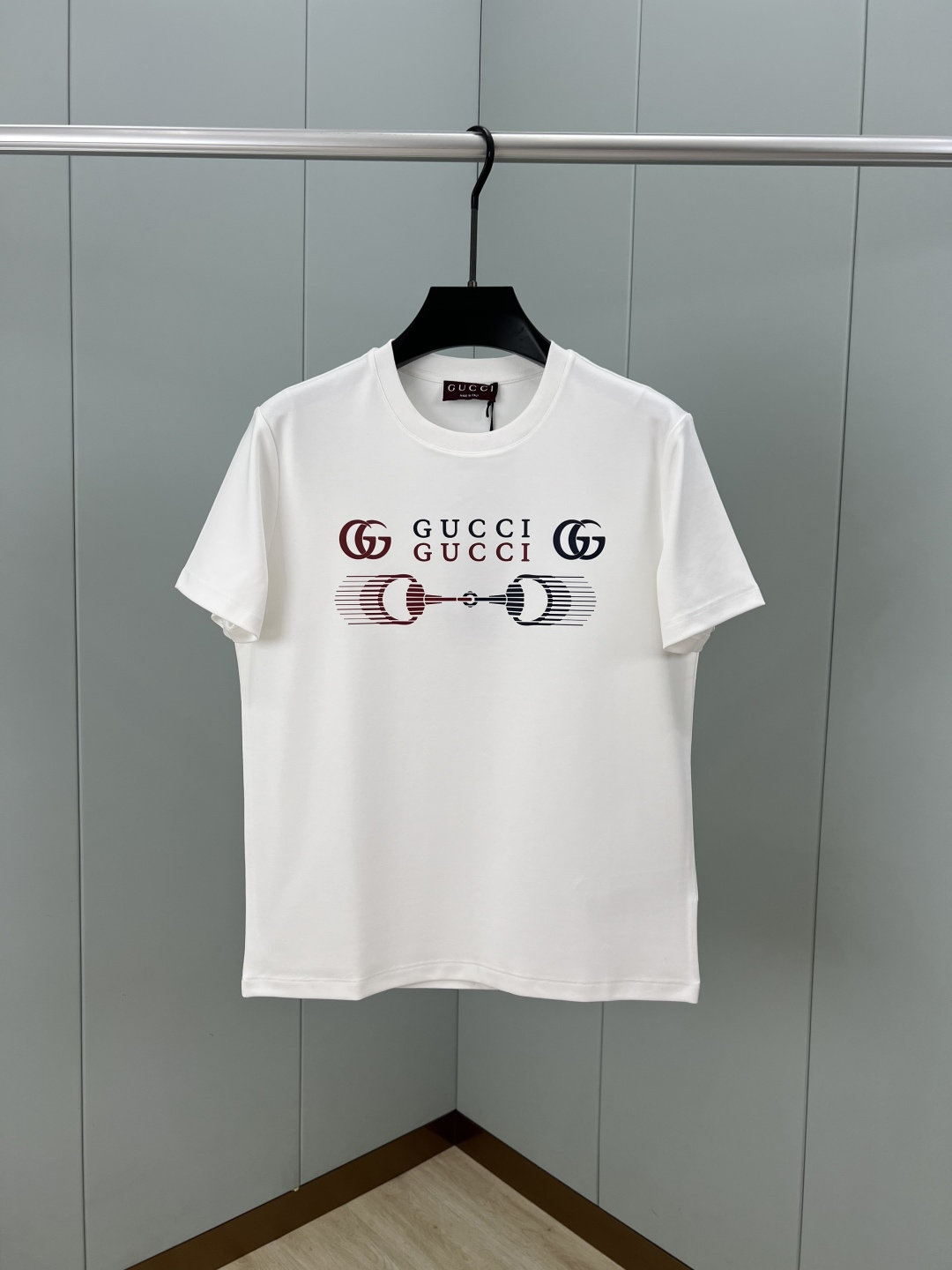 NO:601164,Gucci. Gucci's new autumn and winter 25 double G and horsebit printed logo thickened fabric short-sleeved T-shirt. The front is embellished with double G and horsebit and cleverly integrated into the low-key and restrained brand printing logo, adding a finishing touch to the entire design. A basic classic style T-shirt that is suitable for wearing inside or outside. It is made of 300 grams of heavy Lens modal cotton fabric that is delicate and skin-friendly, soft and smooth, moisture-absorbent and breathable. It is often called 'breathing fabric'. Color black, white  Sizes M～XXXL (S, 4XL, 5XL can be customized) PS The same logo extension can be customized [long-sleeved T-shirt] & [round-neck sweatshirt],, gucci, gucci, hoodie, sweatshirts, T-shirt, tees, t-shirt, alexander wang19860909Gucci.古驰 25秋冬新品双G和马衔扣印花标识加厚面料短袖T恤,正面缀饰双G和马衔扣并巧妙融入低调内敛的品牌印花标识,为整个设计增添点睛之笔.一款内搭或外穿皆合适的基础经典样式T恤衫,采用300克重兰精莫代尔棉面料细腻亲肤、柔软顺滑、吸湿透气、常被叫做“会呼吸的面料” 颜色黑色、白色 尺码M～XXXL（S、4XL、5XL可定制） PS同款logo延伸可定制【长袖T恤】&【圆领卫衣】,,gucci,gucci,hoodie,sweatshirts,T-shirt,tees，t-shirt,alexander wang,Men's clothing