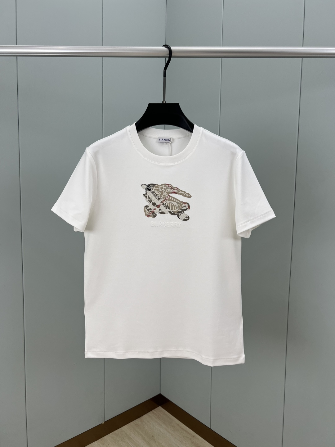 NO:601166,Burberry. Burberry's 25th autumn and winter new equestrian knight logo plaid cotton short-sleeved T-shirt. The front is embellished with the brand logo and the equestrian knight logo to enhance the brand style and add fashion to the wardrobe. It is a basic classic style T-shirt that can be worn inside or outside. It is made of 300 grams of heavy Lenzing Modal cotton fabric, which is delicate and skin-friendly, soft and smooth, moisture-absorbent and breathable. It is often called 'breathing fabric'. Color: black, white  Sizes M～XXXL (S, 4XL, 5XL can be customized) PS The same logo extension can be customized [long-sleeved T-shirt] & [round-neck sweatshirt], burberry, burberry, hoodie, sweatshirts, T-shirt, tees, t-shirt, alexander wang19860909Burberry.巴宝莉 25秋冬新品马术骑士徽标格纹棉质短袖T恤,正面点缀品牌徽标和马术骑士徽标提升品牌格调,为衣橱单品增添时尚气质,一款内搭或外穿皆合适的基础经典样式T恤衫,采用300克重兰精莫代尔棉面料细腻亲肤、柔软顺滑、吸湿透气、常被叫做“会呼吸的面料” 颜色黑色、白色 尺码M～XXXL（S、4XL、5XL可定制） PS同款logo延伸可定制【长袖T恤】&【圆领卫衣】,,burberry,burberry,hoodie,sweatshirts,T-shirt,tees，t-shirt,alexander wang,Men's clothing