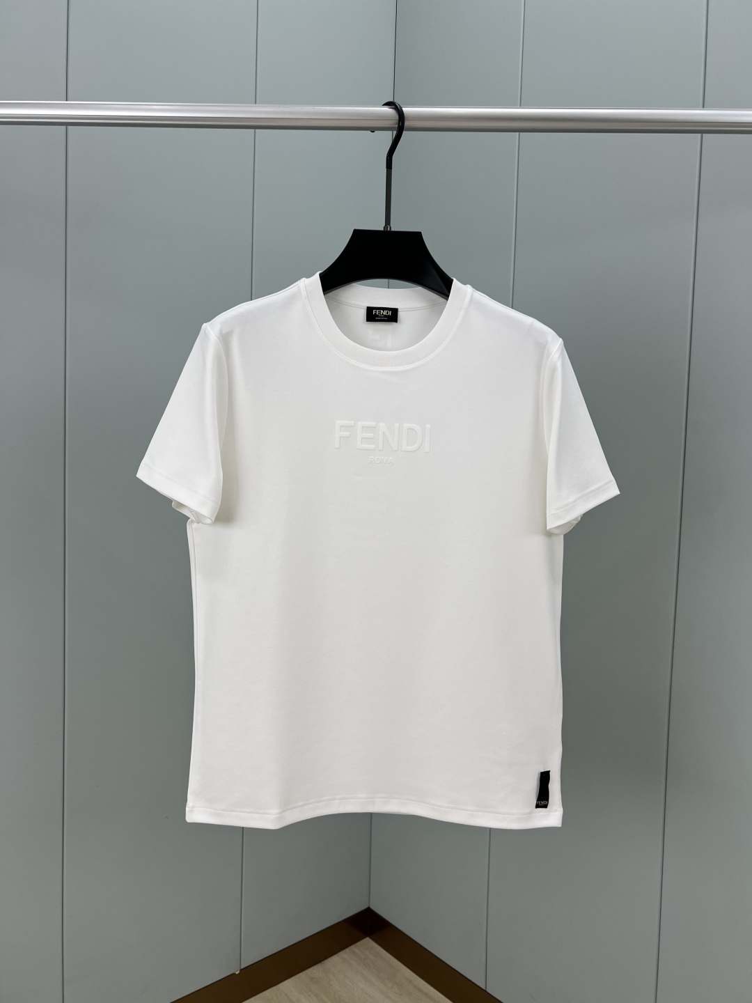 NO:832436,Fendi. Fendi 25 new autumn and winter new thickened fabric short-sleeved T-shirt with lettering and flocking logo. The front is decorated with FENDI Roma and the FF flocking process on the back interprets the early autumn style brand logo. It is a basic classic style T-shirt suitable for wearing inside or outside. It is made of 300 grams of heavy Lenzing Modal cotton fabric that is delicate and skin-friendly, soft and smooth, moisture-absorbent and breathable. It is often called 'breathing fabric'. Color black, white  Size M～4XL,,fendi,fendi,T-shirt,tees,t-shirt,19860909Fendi.芬迪 25秋冬新品字母字样植绒标识加厚面料短袖T恤,正面饰以FENDI Roma字样+后背FF植绒工艺演绎早秋风格品牌标识,一款内搭或外穿皆合适的基础经典样式T恤衫,采用300克重兰精莫代尔棉面料细腻亲肤、柔软顺滑、吸湿透气、常被叫做“会呼吸的面料” 颜色黑色、白色 尺码M～4XL,,fendi,fendi,T-shirt,tees，t-shirt,,Men's clothing