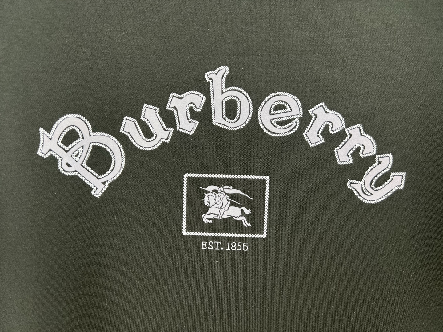 Burberry.巴宝莉 25秋冬新品字母战马印花标识短袖T恤，正面饰以品牌字母&战马印花logo提升品