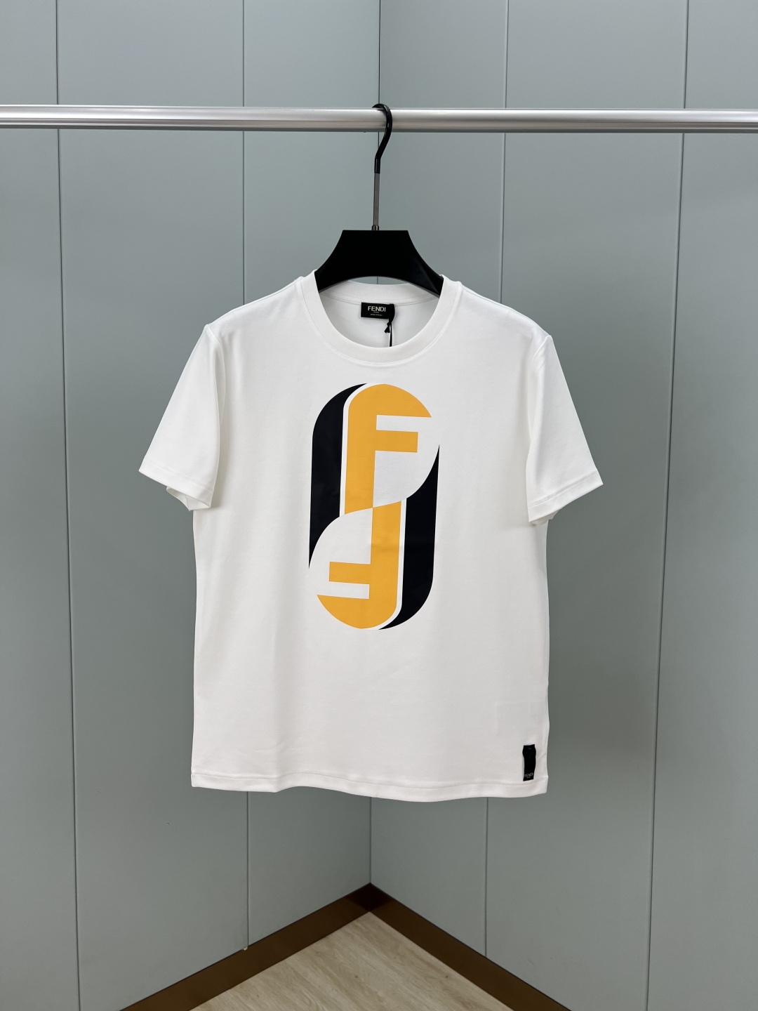 NO:601161,Fendi. Fendi's 25th autumn and winter new product FF pattern printed logo thickened fabric short-sleeved T-shirt, interpreting the early autumn style brand logo, a basic classic style T-shirt suitable for wearing inside or outside. It is made of 300 grams of heavy Lenzing modal cotton fabric that is delicate and skin-friendly, soft and smooth, moisture-absorbent and breathable. It is often called 'breathing fabric'. Color: black, white, size M ~ XXXL (S, 4XL, 5XL can be customized)  PS The same logo extension can be customized [long-sleeved T-shirt] & [round-neck sweatshirt], fendi, fendi, hoodie, sweatshirts, T-shirt, tees, t-shirt, alexander wang19860909Fendi.芬迪 25秋冬新品FF图案印花标识加厚面料短袖T恤,演绎早秋风格品牌标识,一款内搭或外穿皆合适的基础经典样式T恤衫,采用300克重兰精莫代尔棉面料细腻亲肤、柔软顺滑、吸湿透气、常被叫做“会呼吸的面料” 颜色黑色、白色 尺码M～XXXL（S、4XL、5XL可定制） PS同款logo延伸可定制【长袖T恤】&【圆领卫衣】,,fendi,fendi,hoodie,sweatshirts,T-shirt,tees，t-shirt,alexander wang,Men's clothing