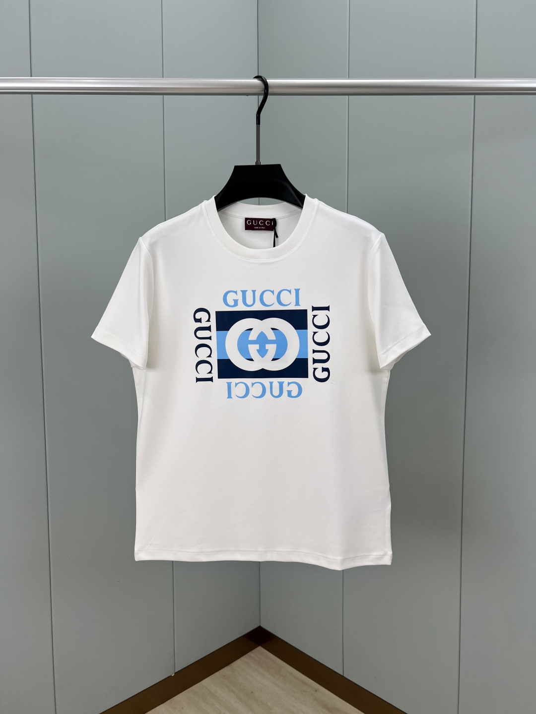 NO:514036,Gucci. Gucci 25 autumn and winter new Gucci interlocking double G striped printed logo thickened fabric short-sleeved T-shirt, interpreting the early autumn style brand logo, a basic classic style T-shirt suitable for both inner or outer wear, using 300g heavy lancet modal cotton fabric with delicate skin-friendly, soft and smooth, moisture-absorbing and breathable, often called 'breathable fabric'. Color black and white Size M~XXXL (S, 4XL, 5XL can be customized) PS same logo extension can be customized [Long-sleeved T-shirt] & [Round neck sweatshirt], gucci,gucci,hoodie,sweatshirts,T-shirt,tees,t-shirt,alexander wang19860909Gucci.古驰 25秋冬新品Gucci互扣式双G条纹印花标识加厚面料短袖T恤,演绎早秋风格品牌标识,一款内搭或外穿皆合适的基础经典样式T恤衫,采用300克重兰精莫代尔棉面料细腻亲肤、柔软顺滑、吸湿透气、常被叫做“会呼吸的面料” 颜色黑色、白色 尺码M～XXXL（S、4XL、5XL可定制） PS同款logo延伸可定制【长袖T恤】&【圆领卫衣】,,gucci,gucci,hoodie,sweatshirts,T-shirt,tees，t-shirt,alexander wang,Men's clothing