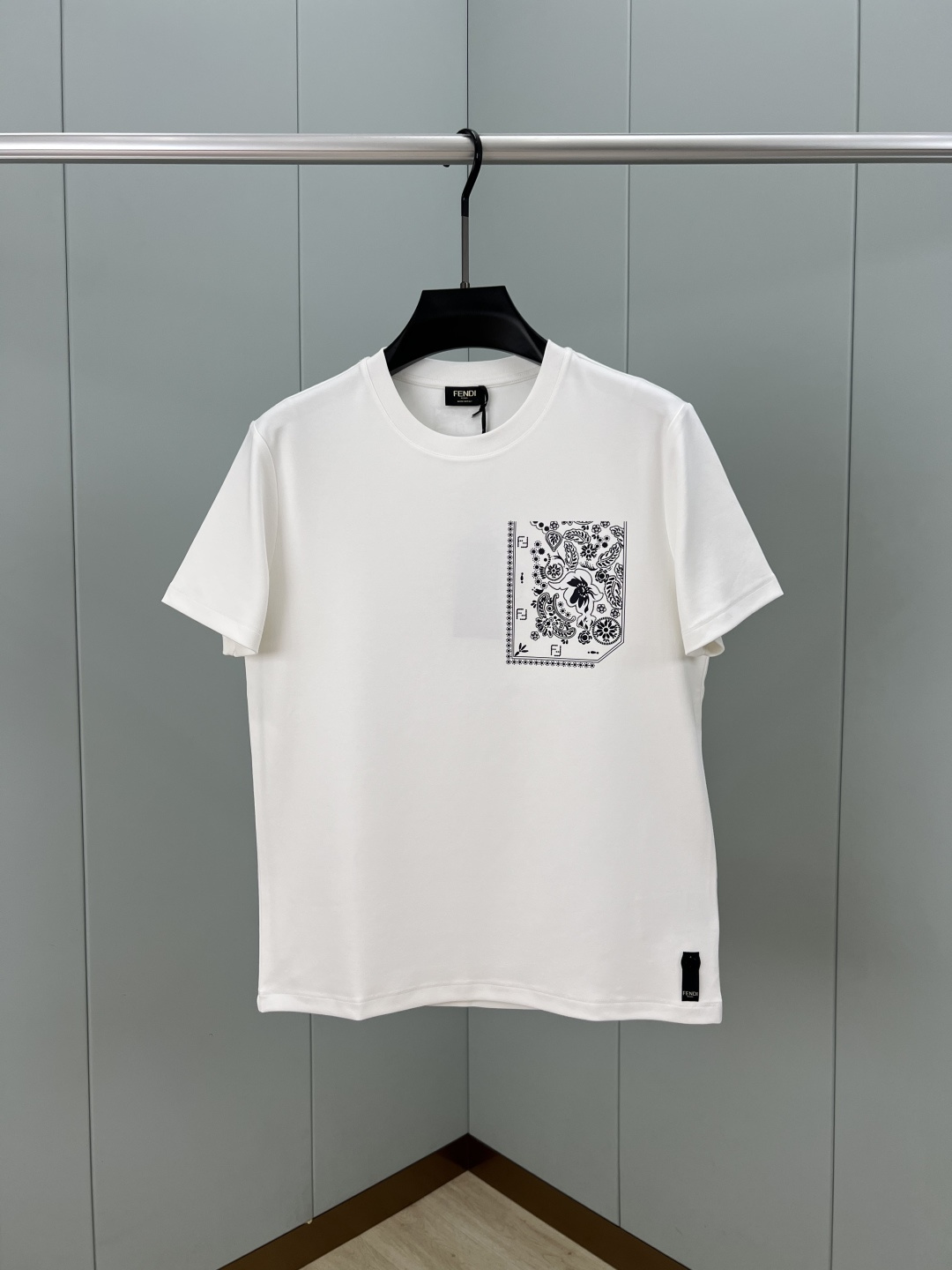 NO:514043,Fendi 25 autumn and winter new coral pattern printed logo thickened fabric short-sleeved T-shirt, chest pocket and collar back are decorated with FF-detailed white square scarf coral pattern printed, interpreting the early autumn style brand logo, a basic classic style T-shirt suitable for both inner or outer wear, using 300 grams of heavy lambling modal cotton fabric with delicate skin-friendly, soft and smooth, moisture-absorbing and breathable, often called 'breathable fabric'. Color black and white Size M~XXXL (S, 4XL, 5XL can be customized) PS same logo extension can be customized [Long-sleeved T-shirt] & [Round neck sweatshirt], fendi, fendi, hoodie, sweatshirts, T-shirt, tees, t-shirt, alexander wang19860909Fendi.芬迪 25秋冬新品珊瑚图案印花标识加厚面料短袖T恤,胸袋和衣领背面饰有FF细节设计的白色方巾珊瑚图案印花,演绎早秋风格品牌标识,一款内搭或外穿皆合适的基础经典样式T恤衫,采用300克重兰精莫代尔棉面料细腻亲肤、柔软顺滑、吸湿透气、常被叫做“会呼吸的面料” 颜色黑色、白色 尺码M～XXXL（S、4XL、5XL可定制） PS同款logo延伸可定制【长袖T恤】&【圆领卫衣】,,fendi,fendi,hoodie,sweatshirts,T-shirt,tees，t-shirt,alexander wang,Men's clothing