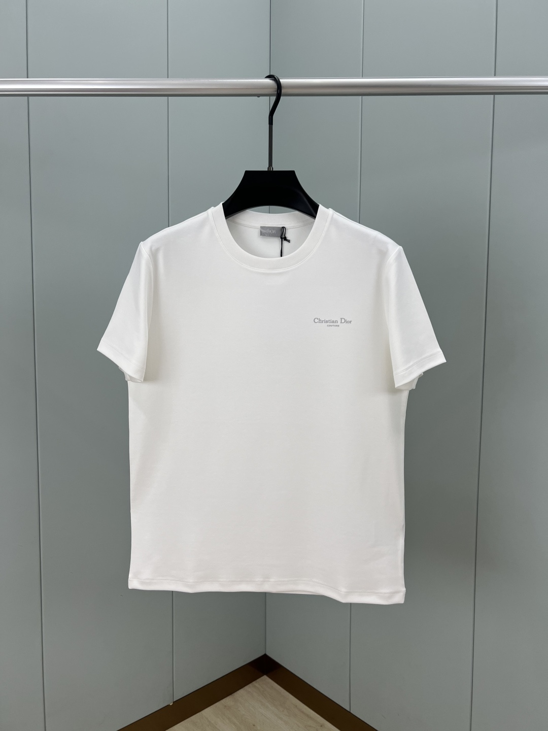 NO:518208,Dior 25 Autumn and Winter New Three-dimensional Christian Dior Couture Letter Logo Thickened Fabric Short-sleeved T-shirt, the chest is decorated with the brand's classic letter logo to enhance the style, interpreting the early autumn style brand logo, a basic classic style T-shirt that is suitable for both inner or outer wear, uses 300g heavy lancet modal cotton fabric with delicate skin-friendly, soft and smooth, moisture-absorbing and breathable, often called 'breathable fabric'. Color black and white Size M~XXXL (S, 4XL, 5XL can be customized) PS same logo extension can be customized [Long-sleeved T-shirt] & [Round neck sweatshirt], dior, dior, hoodie, sweatshirts, T-shirt, tees, t-shirt, alexander wang19860909Dior.迪奥 25秋冬新品立体 Christian Dior Couture 字母标识加厚面料短袖T恤,胸前饰以品牌经典的字母标志提升格调,演绎早秋风格品牌标识,一款内搭或外穿皆合适的基础经典样式T恤衫,采用300克重兰精莫代尔棉面料细腻亲肤、柔软顺滑、吸湿透气、常被叫做“会呼吸的面料” 颜色黑色、白色 尺码M～XXXL（S、4XL、5XL可定制） PS同款logo延伸可定制【长袖T恤】&【圆领卫衣】,,dior,dior,hoodie,sweatshirts,T-shirt,tees，t-shirt,alexander wang,Men's clothing