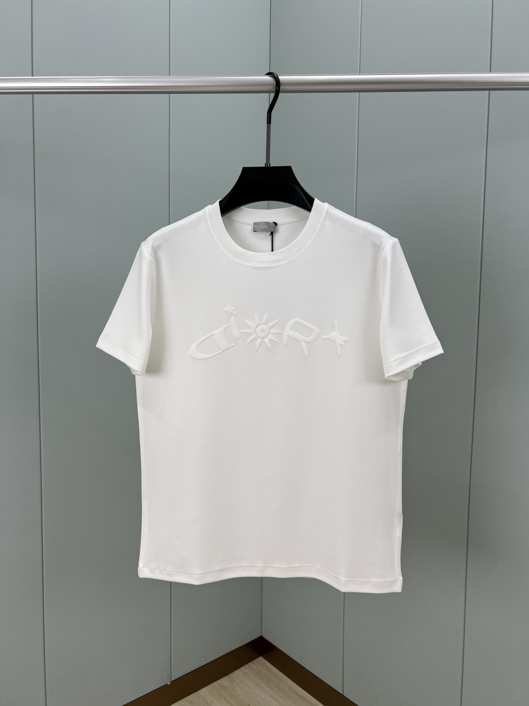 NO:514046,Dior.Dior 25 Autumn and Winter New Flocking Logo DIOR AND LEWIS HAMILTON Co-branded series thickened fabric short-sleeved T-shirts, with the front decorated with a co-branded series flocking reinterpreting the Dior logo in graphic style. The early autumn style brand logo is interpreted. A basic classic style T-shirt that is suitable for both inner and outer wear. It uses 300 grams of heavy lancet modal cotton fabric with delicate skin-friendly, soft and smooth, moisture-absorbing and breathable. It is often called 'breathable fabric'. Color black and white Size M~XXXL (S, 4XL, 5XL can be customized) PS same logo extends to customize [Long-sleeved T-shirt] & [Round neck sweatshirt], dior, dior, hoodie, sweatshirts, T-shirt, tees, t-shirt, alexander wang19860909Dior.迪奥 25秋冬新品植绒标识 DIOR AND LEWIS HAMILTON 联名系列加厚面料短袖T恤,正面饰以联名系列植绒以图形风格重新诠释 Dior 标志.演绎早秋风格品牌标识,一款内搭或外穿皆合适的基础经典样式T恤衫,采用300克重兰精莫代尔棉面料细腻亲肤、柔软顺滑、吸湿透气、常被叫做“会呼吸的面料” 颜色黑色、白色 尺码M～XXXL（S、4XL、5XL可定制） PS同款logo延伸可定制【长袖T恤】&【圆领卫衣】,,dior,dior,hoodie,sweatshirts,T-shirt,tees，t-shirt,alexander wang,Men's clothing