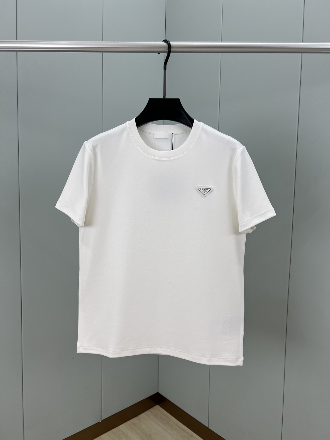 NO:601171,Prada. Prada 25 new autumn and winter classic enameled triangle metal logo thickened fabric short-sleeved T-shirt, decorated with the iconic triangle logo on the chest, interpreting the early autumn style brand logo, a basic classic style T-shirt suitable for wearing inside or outside. Made of 300 grams of heavy Lenzing Modal cotton fabric, which is delicate and skin-friendly, soft and smooth, moisture-absorbent and breathable, and is often called 'breathing fabric'. Color black, white  Sizes M～XXXL (S, 4XL, 5XL can be customized) PS The same logo extension can be customized [long-sleeved T-shirt] & [round-neck sweatshirt], prada, prada, hoodie, sweatshirts, T-shirt, tees, t-shirt, alexander wang19860909Prada.普拉达 25秋冬新品经典涂珐琅三角形金属徽标加厚面料短袖T恤,胸前饰有标志性特色三角标点缀,演绎早秋风格品牌标识,一款内搭或外穿皆合适的基础经典样式T恤衫,采用300克重兰精莫代尔棉面料细腻亲肤、柔软顺滑、吸湿透气、常被叫做“会呼吸的面料”. 颜色黑色、白色 尺码M～XXXL（S、4XL、5XL可定制） PS同款logo延伸可定制【长袖T恤】&【圆领卫衣】,,prada,prada,hoodie,sweatshirts,T-shirt,tees，t-shirt,alexander wang,Men's clothing