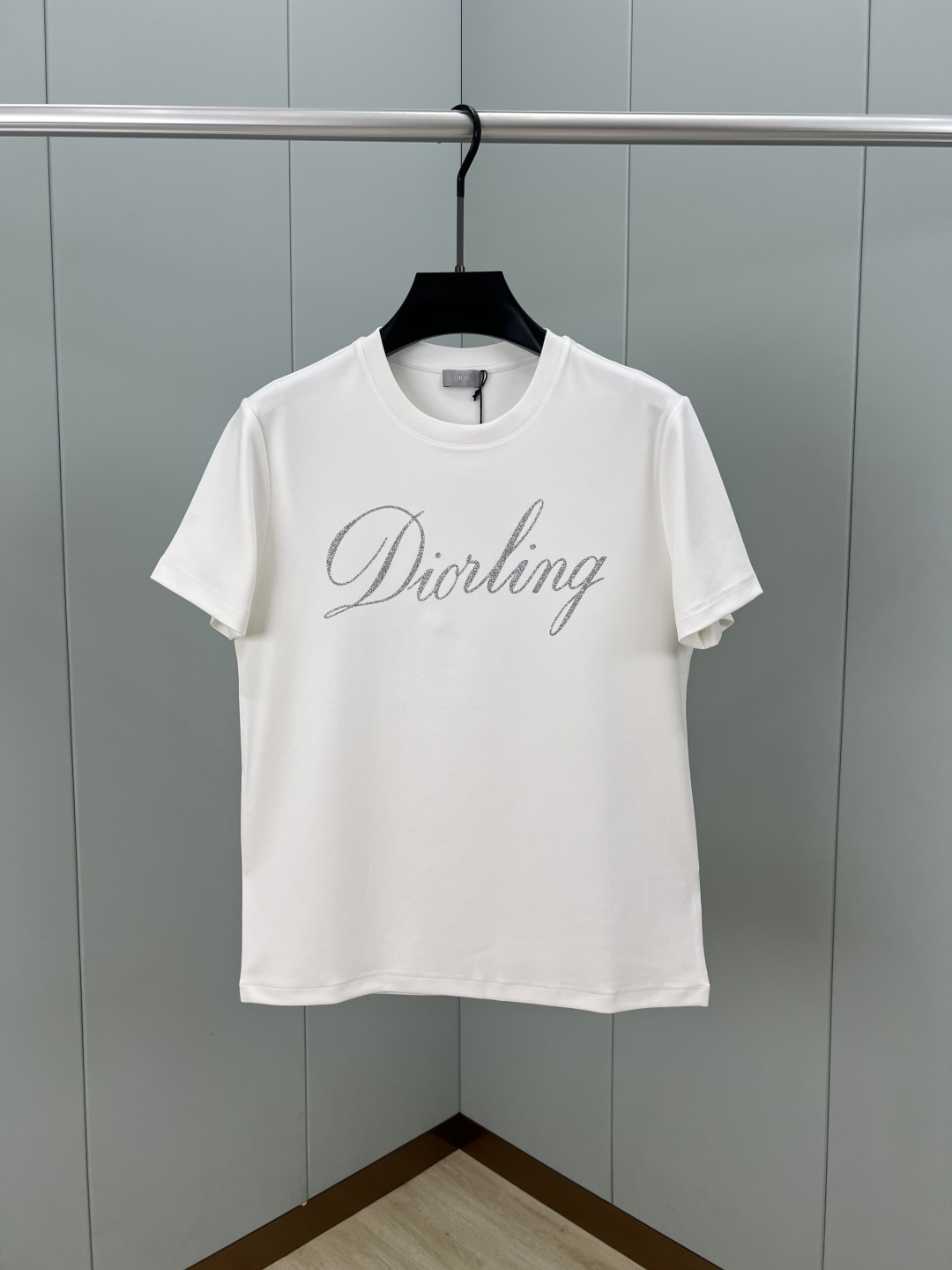 NO:601169,Dior. Dior's 25 new autumn and winter products are decorated with Dior Love flash print thickened fabric short-sleeved T-shirts, interpreting the early autumn style brand logo. It is a basic classic style T-shirt that is suitable for wearing inside or outside. It is made of 300 grams of heavy Lenzing modal cotton fabric that is delicate and skin-friendly, soft and smooth, moisture-absorbent and breathable. It is often called 'breathing fabric'. Colors are black and white. Sizes M ~ XXXL (S, 4XL, 5XL can be customized)  PS The same logo extension can be customized [long-sleeved T-shirt] & [round-neck sweatshirt] non-returnable and non-exchangeable!  ,,dior,dior,hoodie,sweatshirts,T-shirt,tees,t-shirt,alexander wang19860909Dior.迪奥 25秋冬新品饰以迪奥之爱闪光印花加厚面料短袖T恤,演绎早秋风格品牌标识,一款内搭或外穿皆合适的基础经典样式T恤衫,采用300克重兰精莫代尔棉面料细腻亲肤、柔软顺滑、吸湿透气、常被叫做“会呼吸的面料” 颜色黑色、白色 尺码M～XXXL（S、4XL、5XL可定制） PS同款logo延伸可定制【长袖T恤】&【圆领卫衣】不退不换！,,dior,dior,hoodie,sweatshirts,T-shirt,tees，t-shirt,alexander wang,Men's clothing