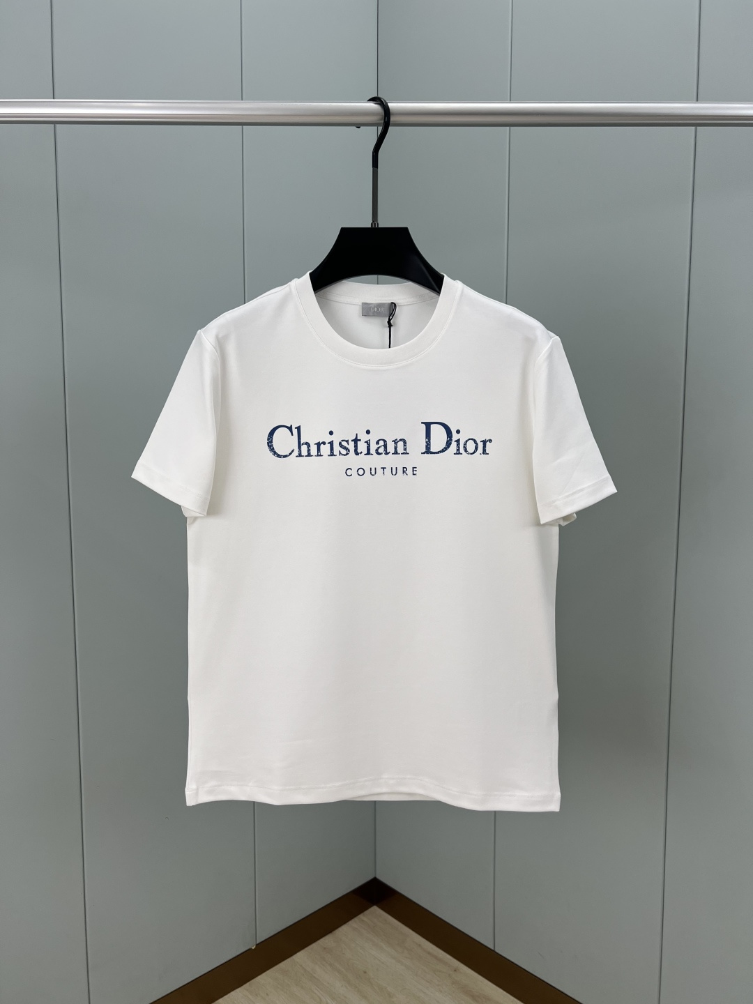 NO:518196,Dior 25 Autumn and Winter New Three-dimensional Christian Dior Couture Letter Printing Logo Thickened Fabric Short-sleeved T-shirt, with antique-effect prints on the chest to enhance the brand style and add fashionable temperament to the classic items in the wardrobe. A basic classic style T-shirt that is suitable for both inner and outer wear, uses 300g heavy lancet modal cotton fabric with delicate skin-friendly, soft and smooth, moisture-absorbing and breathable, often called 'breathable fabric'. Color black and white Size M~XXXL (S, 4XL, 5XL can be customized) PS same logo extension can be customized [Long-sleeved T-shirt] & [Round neck sweatshirt], dior, dior, hoodie, sweatshirts, T-shirt, tees, t-shirt, alexander wang19860909Dior.迪奥 25秋冬新品立体 Christian Dior Couture 字母印花标识加厚面料短袖T恤,胸前饰以仿旧效果印花提升品牌格调,为衣橱的经典单品增添时尚气质,一款内搭或外穿皆合适的基础经典样式T恤衫,采用300克重兰精莫代尔棉面料细腻亲肤、柔软顺滑、吸湿透气、常被叫做“会呼吸的面料” 颜色黑色、白色 尺码M～XXXL（S、4XL、5XL可定制） PS同款logo延伸可定制【长袖T恤】&【圆领卫衣】,,dior,dior,hoodie,sweatshirts,T-shirt,tees，t-shirt,alexander wang,Men's clothing