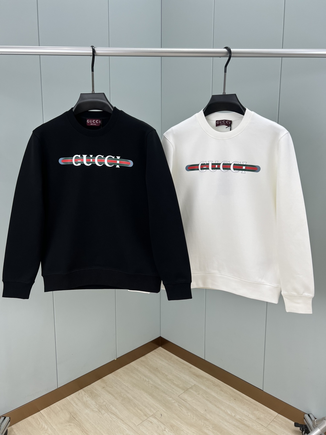 Gucci.古驰 25秋冬新品饰GUCCI织带式印花标识针织圆领卫衣，正面印花点缀焕新品牌标识设计，创意