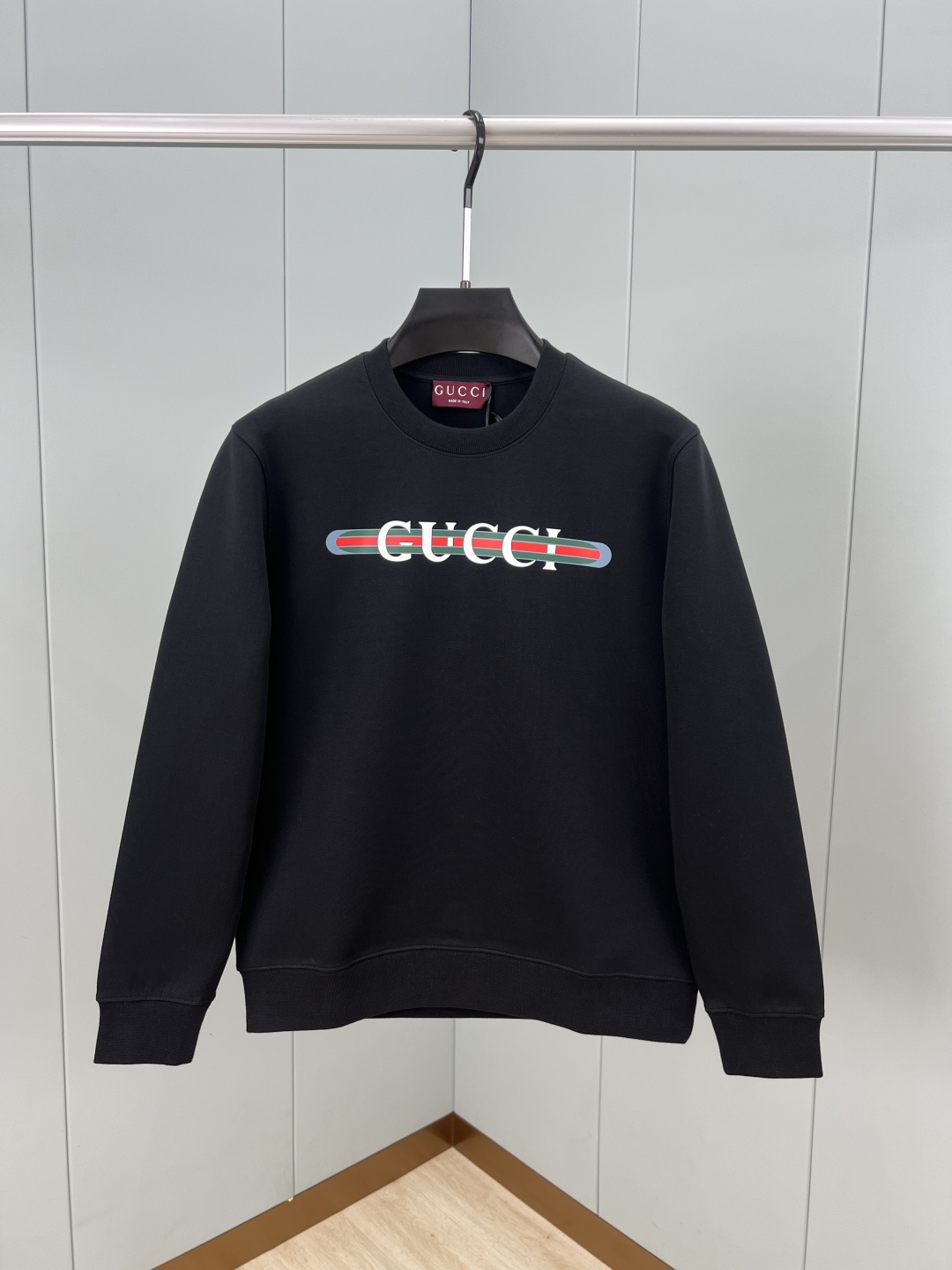 Gucci.古驰 25秋冬新品饰GUCCI织带式印花标识针织圆领卫衣，正面印花点缀焕新品牌标识设计，创意