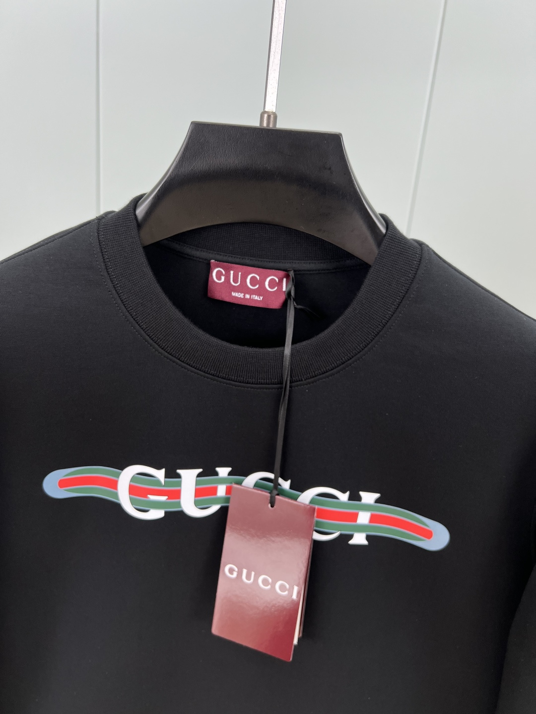 Gucci.古驰 25秋冬新品饰GUCCI织带式印花标识针织圆领卫衣，正面印花点缀焕新品牌标识设计，创意