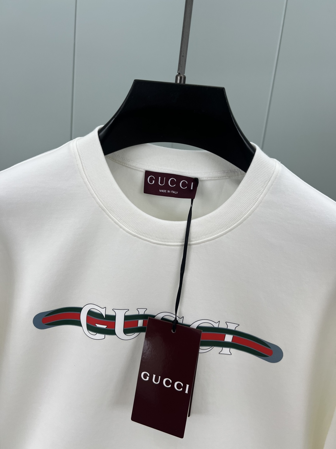 Gucci.古驰 25秋冬新品饰GUCCI织带式印花标识针织圆领卫衣，正面印花点缀焕新品牌标识设计，创意
