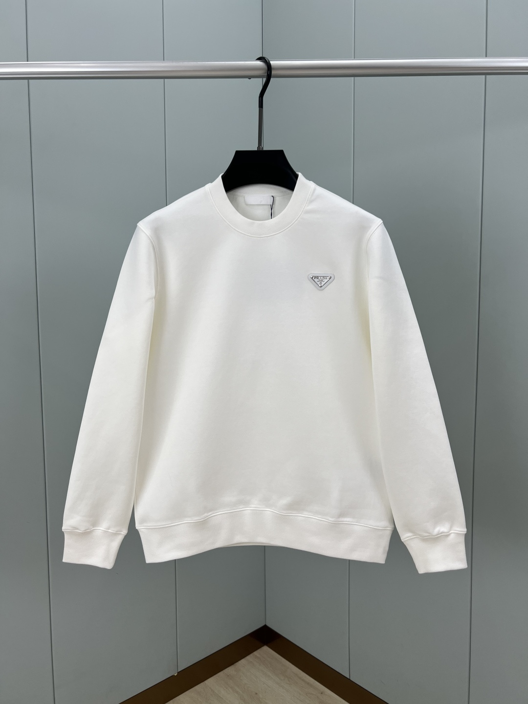 NO:601165,Prada. Prada's new autumn and winter 25 classic enamel triangle metal logo knitted round-neck sweatshirt. The front chest is decorated with the classic iconic triangle logo. It is made of 400-gram heavy lyocell air layer fabric. It has the characteristics of soft, warm, comfortable and breathable, light and drapey. The four-fiber structure makes the fabric less prone to wrinkles. It comes with ribs on the collar, cuffs and hems; color black, white, size M～XXXL  PS The same logo extension can be customized [thick short-sleeved] & [long-sleeved T-shirt] non-returnable and non-exchangeable!  ,,prada,prada,hoodie,sweatshirts,T-shirt,tees,t-shirt,alexander wang19860909Prada.普拉达 25秋冬新品经典涂珐琅三角形金属徽标针织圆领卫衣,正面胸前饰有经典标志性特色三角标点缀,采用400克重莱赛尔空气层面料,其特性柔透保暖舒适透气性佳、轻盈有垂感、四重纤维构造使得面料不容易产生皱褶,配套衣领、袖口及下脚边罗纹； 颜色黑色、白色 尺码M～XXXL PS同款logo延伸可定制【加厚短袖】&【长袖T恤】不退不换！,,prada,prada,hoodie,sweatshirts,T-shirt,tees，t-shirt,alexander wang,Men's clothing