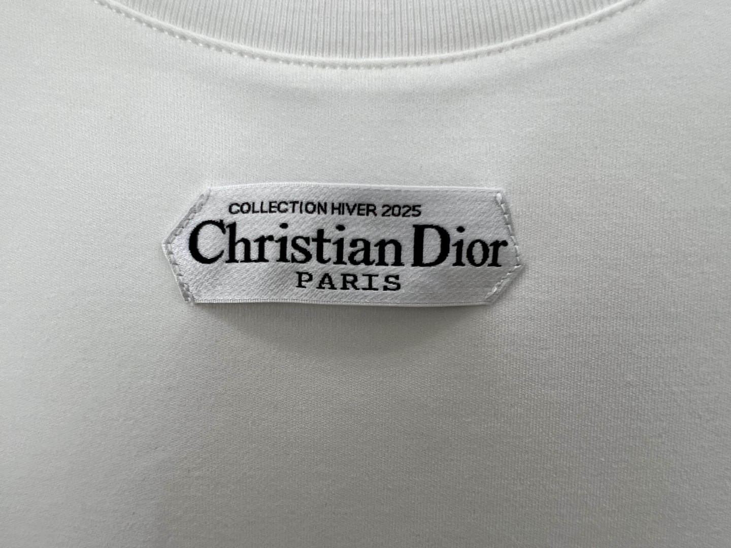 Dior.迪奥 25秋冬新品定制标签标识加厚面料短袖T恤，正面领口下饰以灵感源自 Dior 高订精神的 