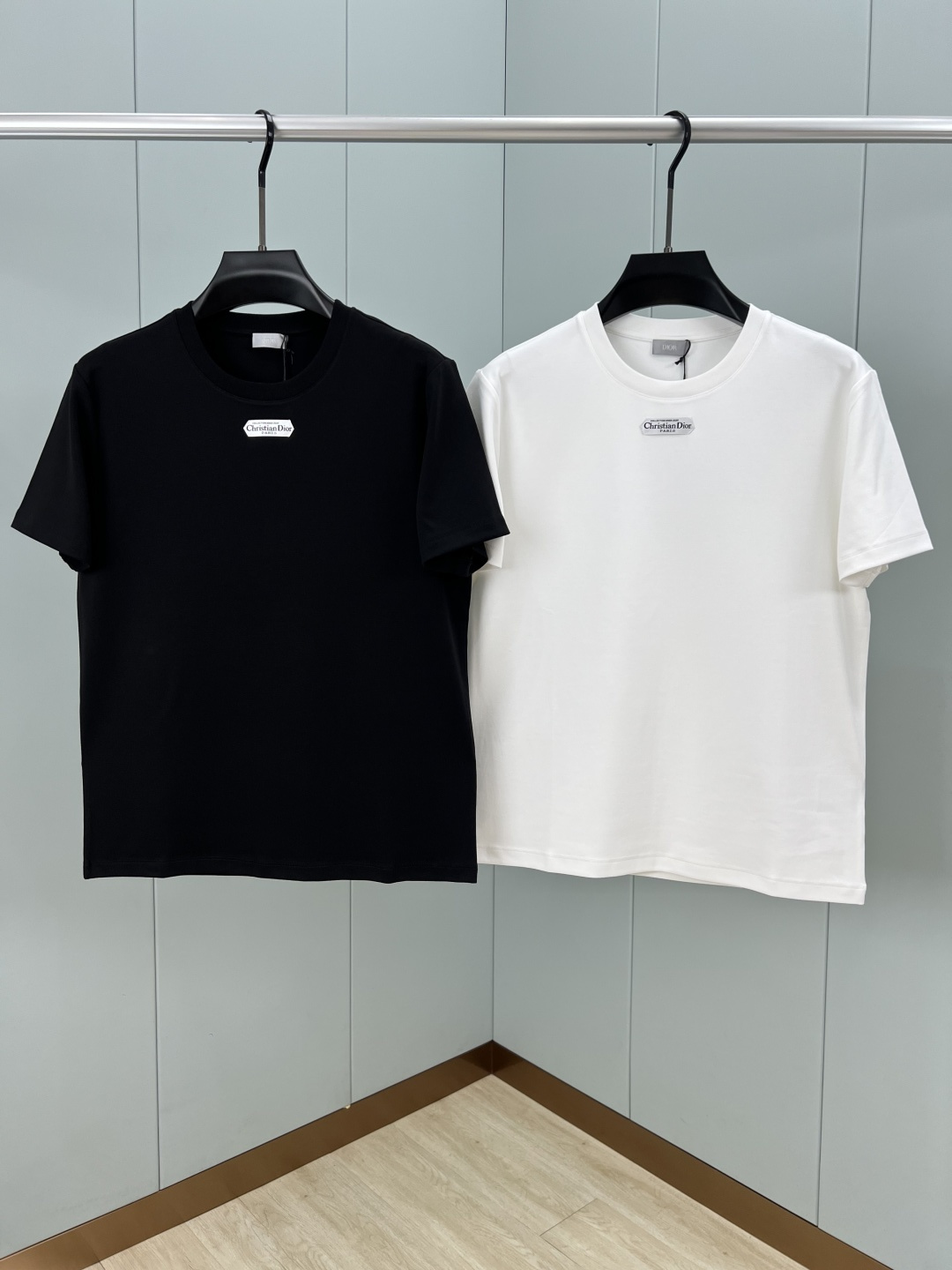 Dior.迪奥 25秋冬新品定制标签标识加厚面料短袖T恤，正面领口下饰以灵感源自 Dior 高订精神的 