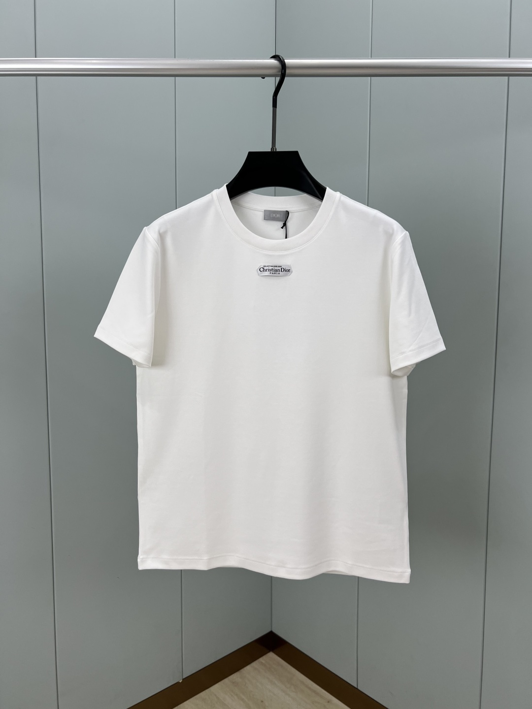 Dior.迪奥 25秋冬新品定制标签标识加厚面料短袖T恤，正面领口下饰以灵感源自 Dior 高订精神的 