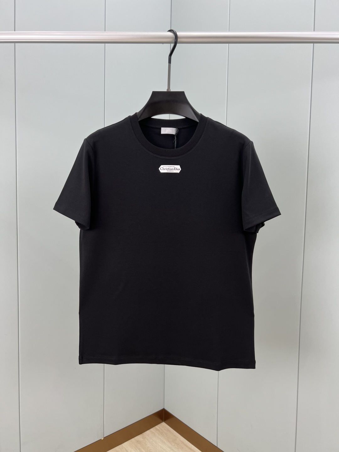 Dior.迪奥 25秋冬新品定制标签标识加厚面料短袖T恤，正面领口下饰以灵感源自 Dior 高订精神的 