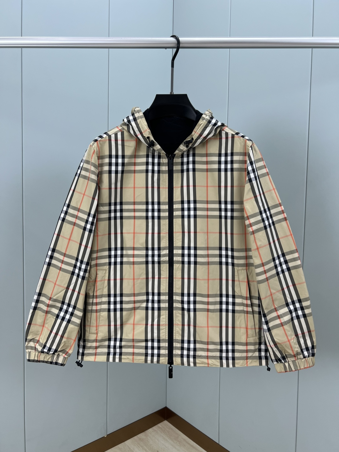 NO:521372,Burberry. Burberry 25 early autumn new double-sided plaid light hooded jacket, one side is decorated with Burberry plaid, and the other side is made of solid nylon fabric, embellished with the equestrian knight logo silicone decorative brand. Two-way zipper opening and closing, drawstring hood and hem, zippered side pockets on both sides, elastic cuffs, full quality; color khaki plaid/black on the other side Size S~XXL,,burberry,burberry,jackets & coats,hats,alexander wang19860909Burberry.巴宝莉 25早秋新品双面两穿格纹轻盈连帽外套,一面装饰 Burberry 格纹,另一面采用纯色尼龙面料,点缀马术骑士徽标硅胶饰牌.双向拉链开合、抽绳式连帽与衣摆,正反面两边都有拉链侧袋,弹性袖口,全品相； 颜色卡其色格纹/另一面黑色 尺码S～XXL,,burberry,burberry,jackets & coats,hats,alexander wang,Men's clothing
