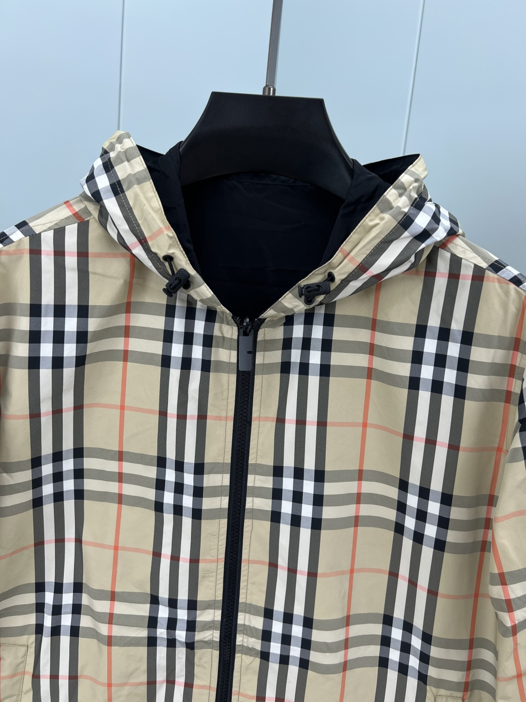 Burberry.巴宝莉 25早秋新品双面两穿格纹轻盈连帽外套，一面装饰 Burberry 格纹，另一面