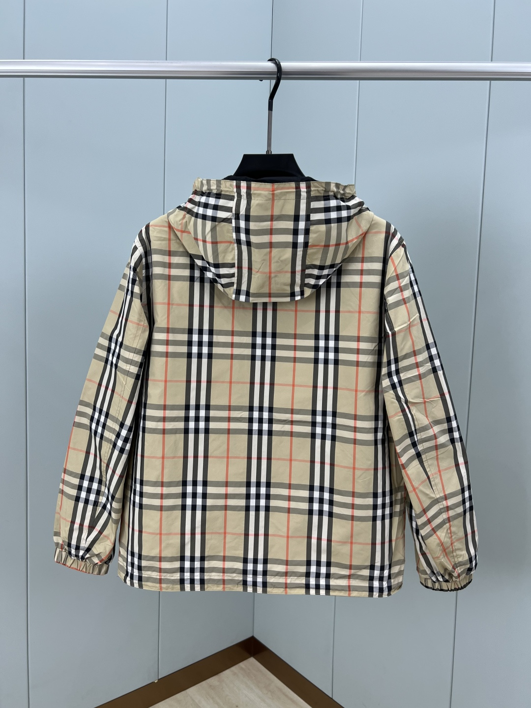 Burberry.巴宝莉 25早秋新品双面两穿格纹轻盈连帽外套，一面装饰 Burberry 格纹，另一面