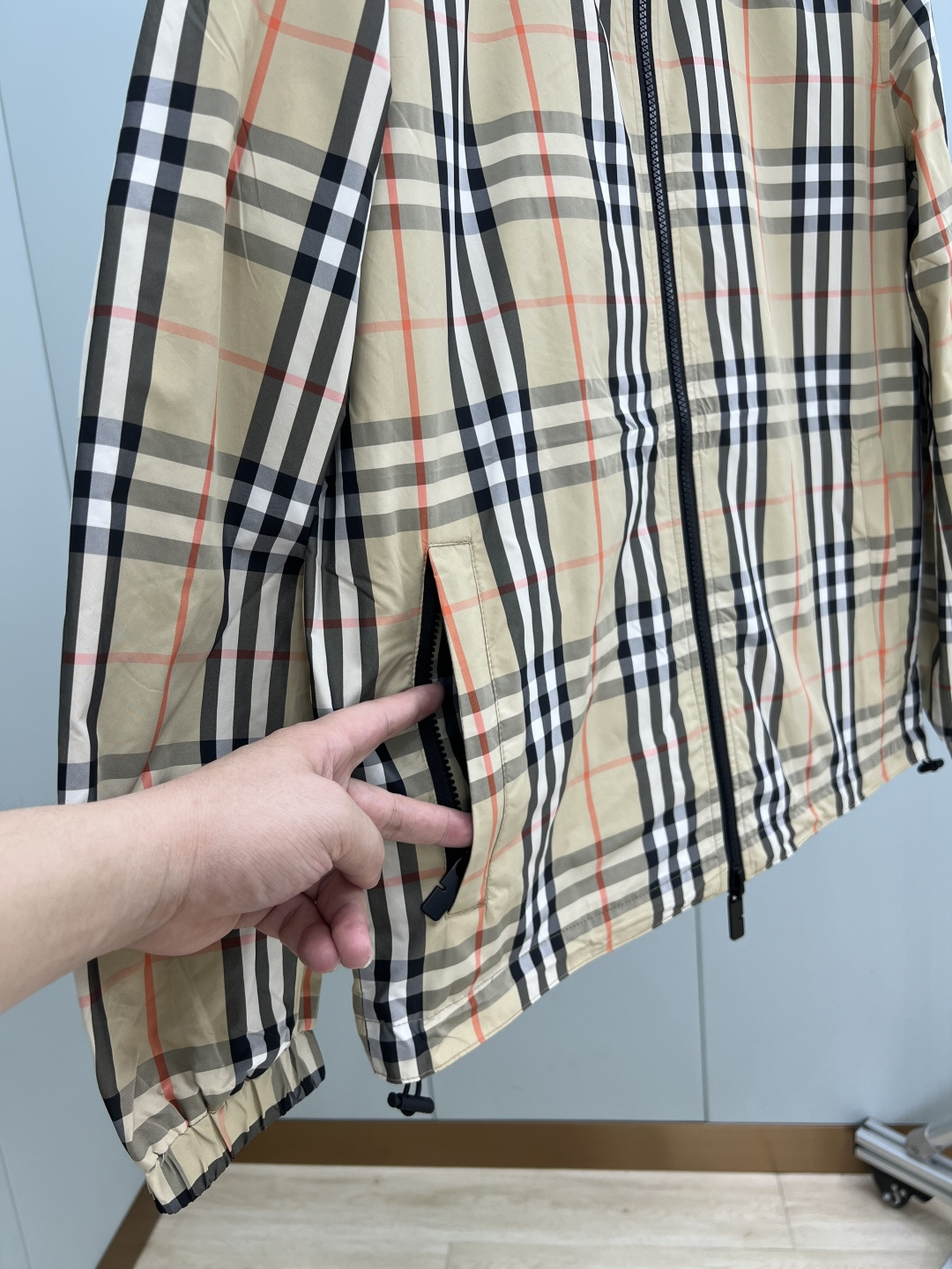 Burberry.巴宝莉 25早秋新品双面两穿格纹轻盈连帽外套，一面装饰 Burberry 格纹，另一面