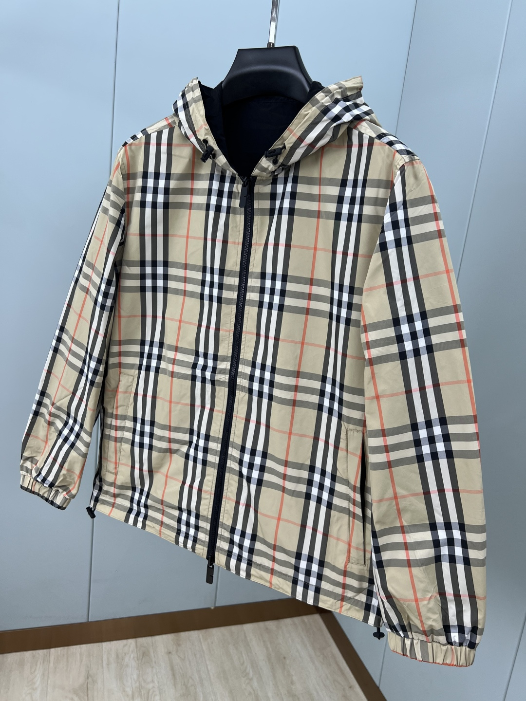 Burberry.巴宝莉 25早秋新品双面两穿格纹轻盈连帽外套，一面装饰 Burberry 格纹，另一面