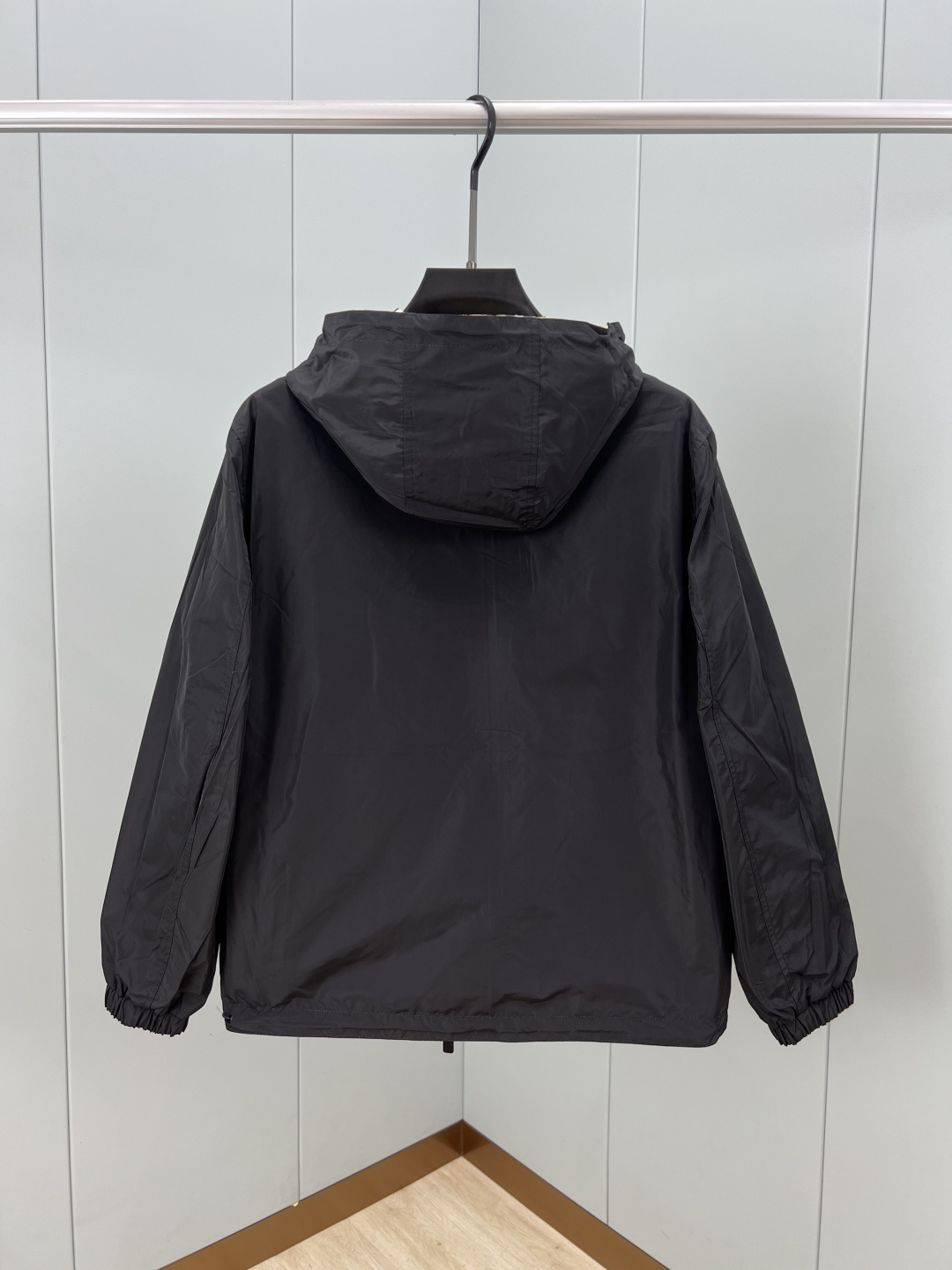 Burberry.巴宝莉 25早秋新品双面两穿格纹轻盈连帽外套，一面装饰 Burberry 格纹，另一面