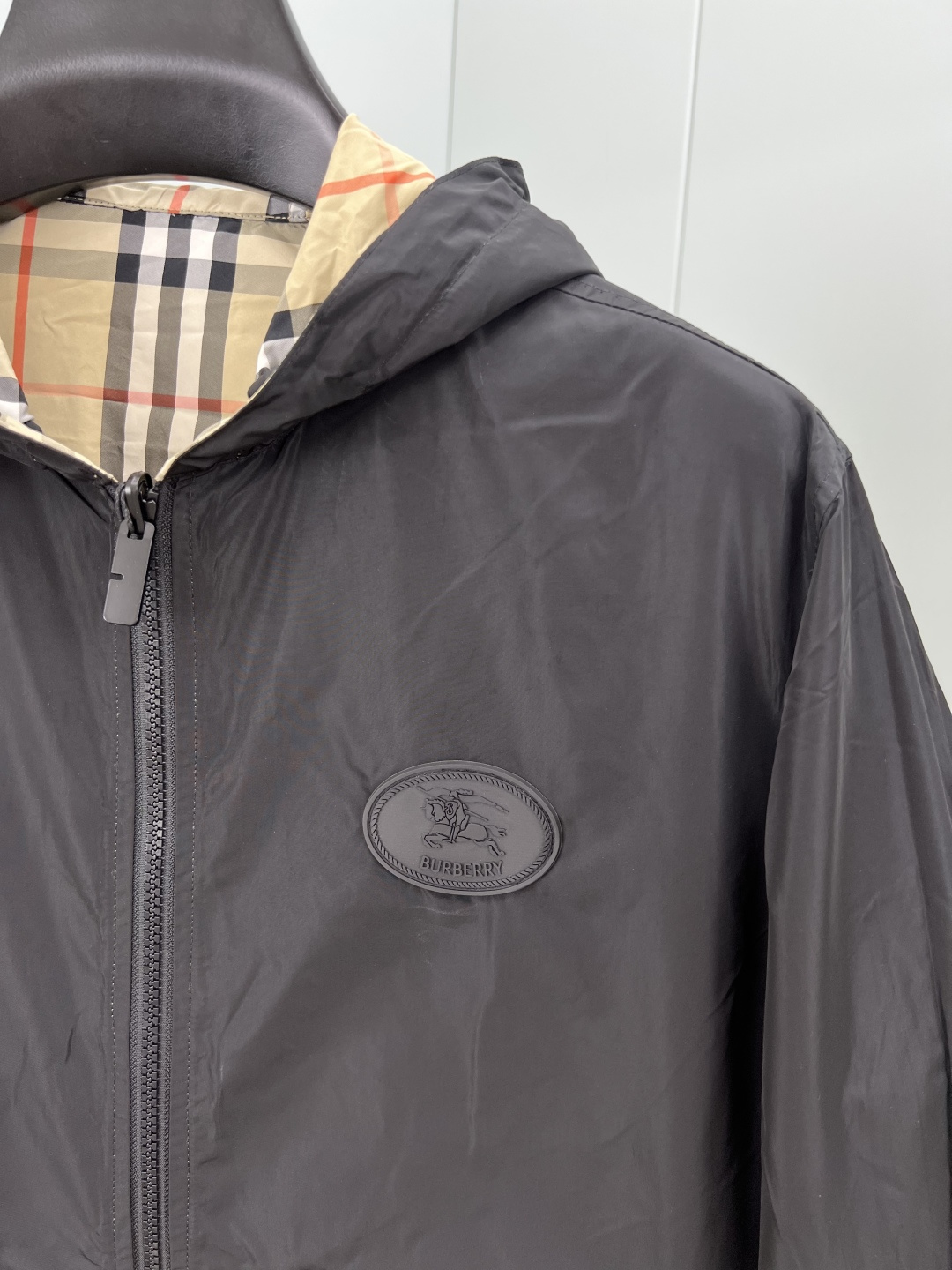 Burberry.巴宝莉 25早秋新品双面两穿格纹轻盈连帽外套，一面装饰 Burberry 格纹，另一面