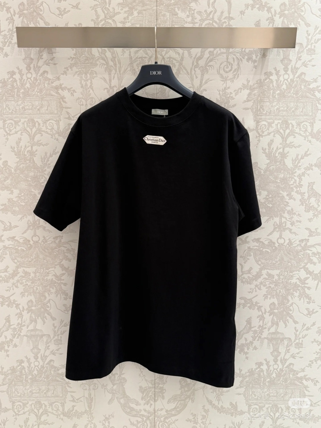 Dior.迪奥 25秋冬新品定制标签标识加厚面料短袖T恤，正面领口下饰以灵感源自 Dior 高订精神的 