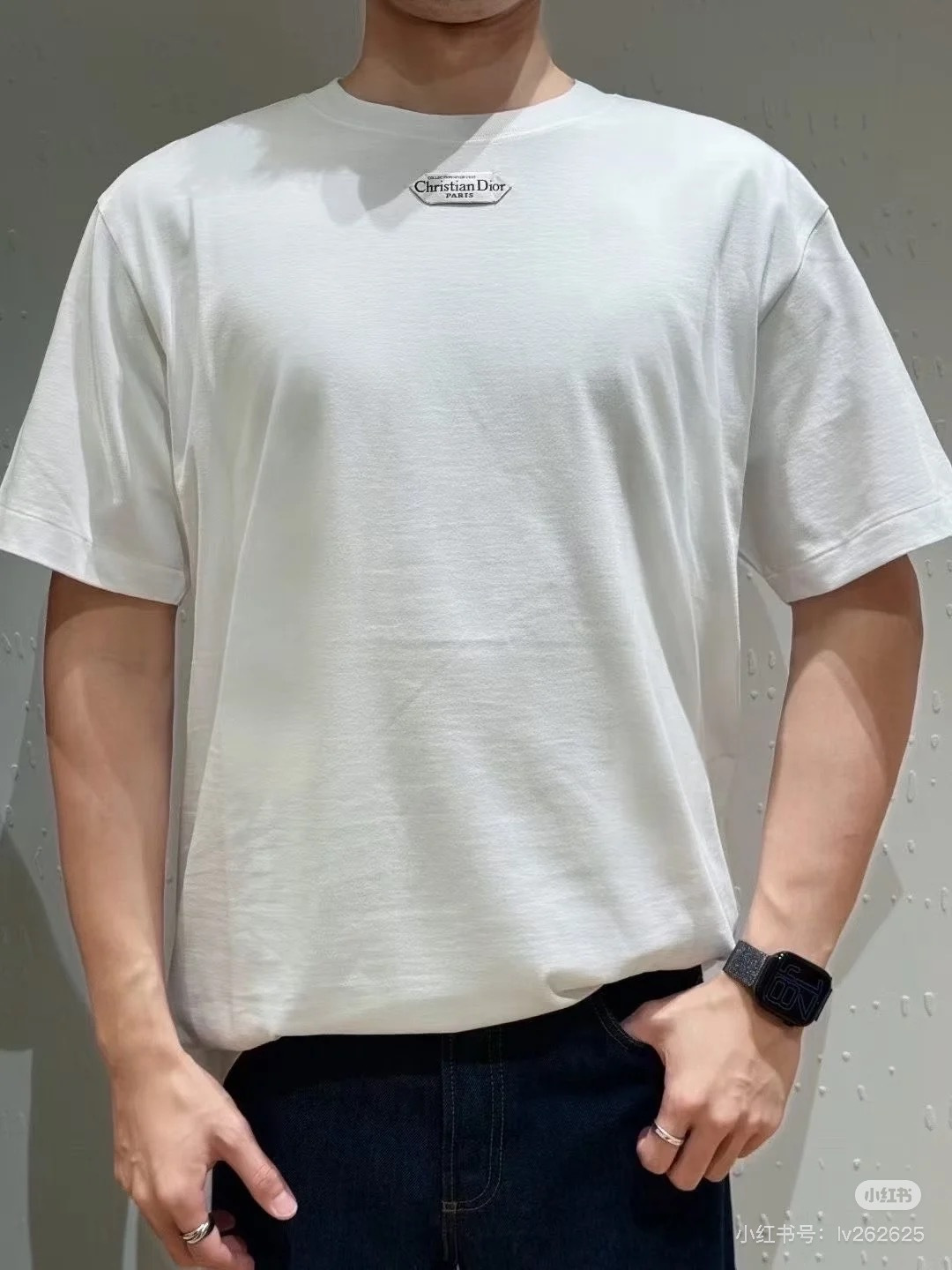 Dior.迪奥 25秋冬新品定制标签标识加厚面料短袖T恤，正面领口下饰以灵感源自 Dior 高订精神的 