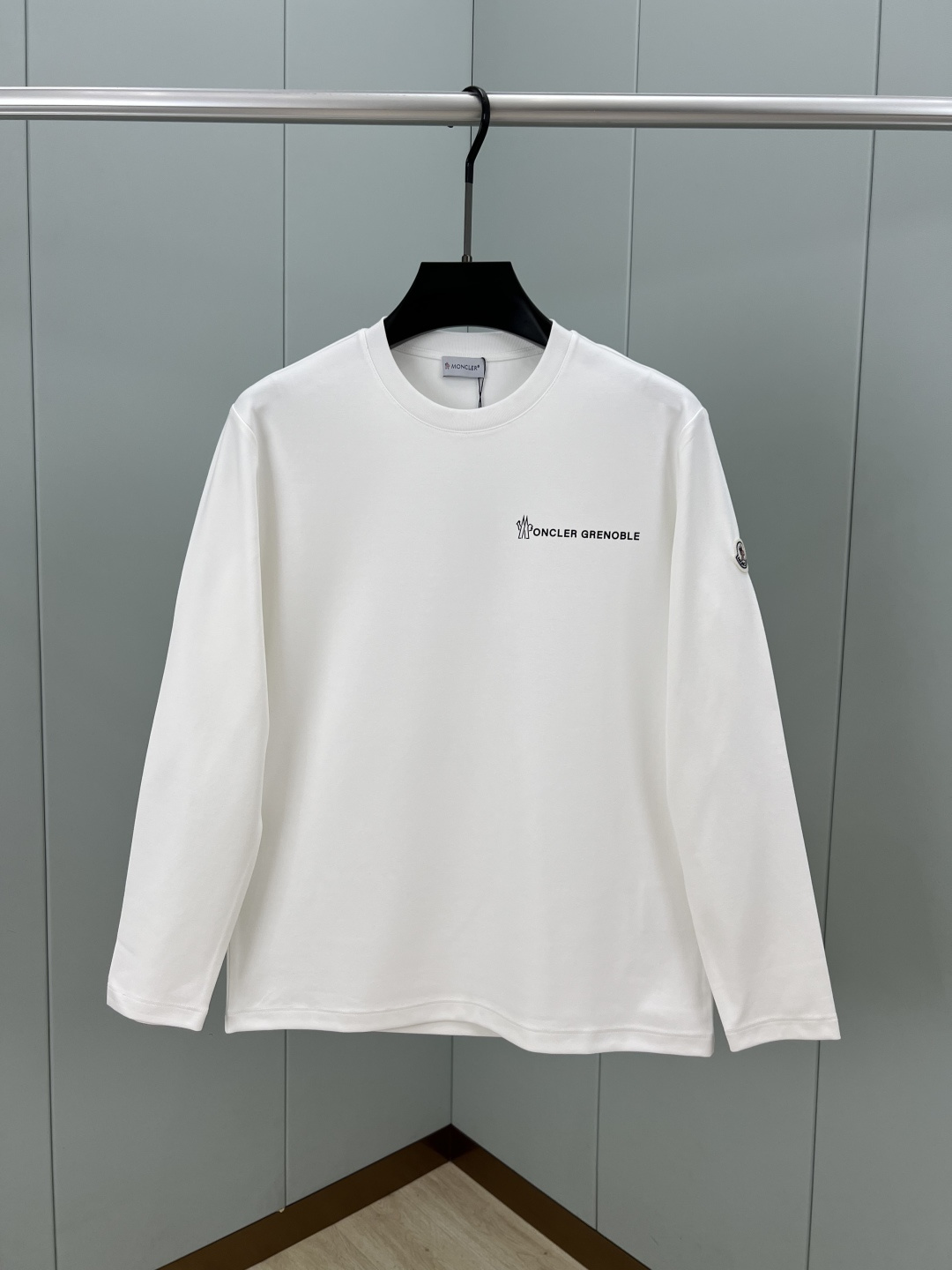 NO:601173,Moncler. 25 new autumn and winter letter & number printed logo long-sleeved T-shirt, with brand letter printed logo on the front & digital printed logo design on the back. The left sleeve is decorated with classic wool embroidery small label, which interprets the early autumn style brand logo. It is a basic classic style long-sleeved T-shirt that is suitable for wearing inside or outside. It is made of 300g heavy Lenzing Modal cotton fabric, which is delicate and skin-friendly, soft and smooth, moisture-absorbent and breathable. It is often called 'breathing fabric'. Color: black, white  Size M～XXXL PS same logo extension can be customized [short-sleeved T-shirt] & [round-neck sweatshirt], Moncler, hoodie, sweatshirts, T-shirt, tees, t-shirt, alexander wang19860909Moncler.蒙口 25秋冬新品字母&数字印花标识长袖T恤衫,正面饰品牌字母印花标识&背面数字印花logo设计,左袖边饰有经典羊毛刺绣小标点缀,演绎早秋风格品牌标识,一款内搭或外穿皆合适的基础经典样式长袖T恤衫,采用300克重兰精莫代尔棉面料细腻亲肤、柔软顺滑、吸湿透气、常被叫做“会呼吸的面料” 颜色黑色、白色 尺码M～XXXL PS同款logo延伸可定制【短袖T恤】&【圆领卫衣】,,Moncler,hoodie,sweatshirts,T-shirt,tees，t-shirt,alexander wang,Men's clothing