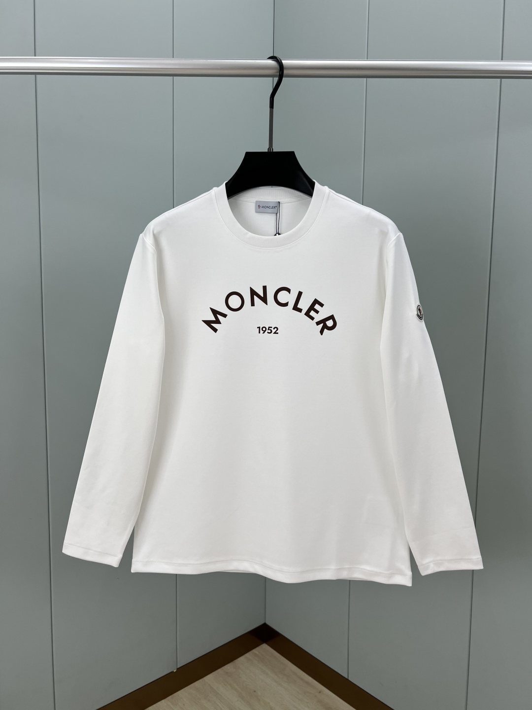 NO:601163,Moncler. 25 new autumn and winter long-sleeved T-shirt with printed logo and printed logo on the front. The left sleeve is embellished with a classic wool embroidery label to interpret the brand logo in early autumn style. It is a basic classic style long-sleeved T-shirt that is suitable for wearing inside or outside. It is made of 300 grams of heavy Lenzing Modal cotton fabric that is delicate and skin-friendly, soft and smooth, moisture-absorbent and breathable. It is often called 'breathing fabric'. Color: black, white, size M～XXXL  PS The same logo extension can be customized [short-sleeved T-shirt] & [round-neck sweatshirt], Moncler, hoodie, sweatshirts, T-shirt, tees, t-shirt, alexander wang19860909Moncler.蒙口 25秋冬新品字母印花标识长袖T恤衫,正面饰品牌印花标识&创立年份,左袖边饰有经典羊毛刺绣小标点缀,演绎早秋风格品牌标识,一款内搭或外穿皆合适的基础经典样式长袖T恤衫,采用300克重兰精莫代尔棉面料细腻亲肤、柔软顺滑、吸湿透气、常被叫做“会呼吸的面料” 颜色黑色、白色 尺码M～XXXL PS同款logo延伸可定制【短袖T恤】&【圆领卫衣】,,Moncler,hoodie,sweatshirts,T-shirt,tees，t-shirt,alexander wang,Men's clothing