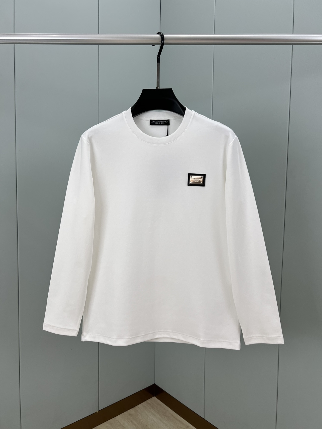 NO:601159,Dolce&Gabbana. Dolce & Gabbana's new autumn and winter classic hardware leather brand badge long-sleeved bottoming T-shirt. A classic wardrobe item that interprets the brand's iconic style. It can be easily matched with various outfits. It is low-key and unobtrusive. It interprets the early autumn style brand logo. It is a basic classic style long-sleeved T-shirt that is suitable for inner wear or outer wear. It is made of 300 grams of heavy Lenzing Modal cotton fabric that is delicate and skin-friendly, soft and smooth, moisture-absorbent and breathable. It is often called 'breathing fabric'  Color black, white, size M～XXXL PS same logo extension can be customized [short-sleeved T-shirt] & [round neck sweatshirt], Dolce&Gabbana, Dolce&Gabbana, hoodie, sweatshirts, T-shirt, tees, t-shirt, alexander wang19860909Dolce&Gabbana.杜嘉班纳 秋冬新品经典五金皮牌徽章长袖打底T恤衫,衣橱经典单品演绎品牌标志性风格,轻松拿捏各种穿搭,低调而不张扬.演绎早秋风格品牌标识,一款内搭或外穿皆合适的基础经典样式长袖T恤衫,采用300克重兰精莫代尔棉面料细腻亲肤、柔软顺滑、吸湿透气、常被叫做“会呼吸的面料” 颜色黑色、白色 尺码M～XXXL PS同款logo延伸可定制【短袖T恤】&【圆领卫衣】,,Dolce&Gabbana,Dolce&Gabbana,hoodie,sweatshirts,T-shirt,tees，t-shirt,alexander wang,Men's clothing