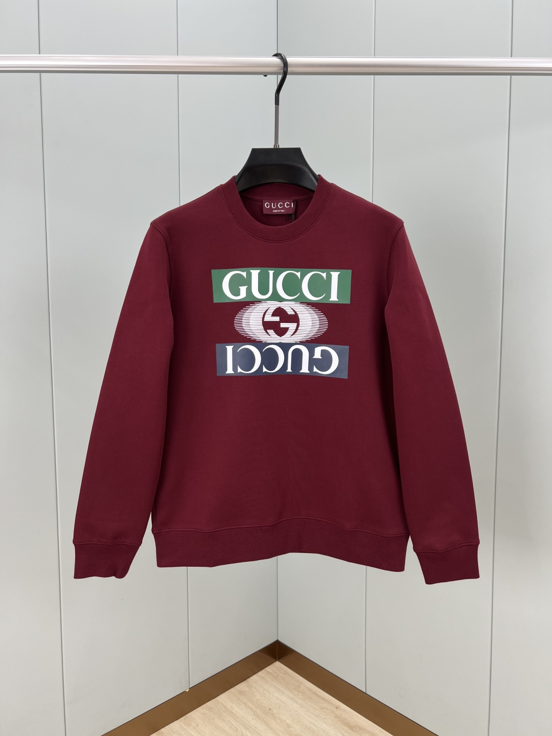 NO:601176,Gucci. Gucci's 25th autumn and winter new arrival, knitted round-neck sweatshirt with letter print logo, front letter GUCCI & interlocking double G ghost print design, made of 400g heavy lyocell air layer fabric, which has the characteristics of soft, warm, comfortable and breathable, light and drapey, quad fiber structure makes the fabric less prone to wrinkles, matching collar, cuffs and hem ribbing; color black, anchor red, size M ~ XXXL  PS The same logo extension can be customized [thick short-sleeved] & [long-sleeved T-shirt] non-returnable and non-exchangeable!  ,,gucci,gucci,hoodie,sweatshirts,T-shirt,tees,t-shirt,alexander wang19860909Gucci.古驰 25秋冬新品饰字母印花标识针织圆领卫衣,正面饰字母GUCCI&互扣式双G重影印花设计,采用400克重莱赛尔空气层面料,其特性柔透保暖舒适透气性佳、轻盈有垂感、四重纤维构造使得面料不容易产生皱褶,配套衣领、袖口及下脚边罗纹； 颜色黑色、安可拉红 尺码M～XXXL PS同款logo延伸可定制【加厚短袖】&【长袖T恤】不退不换！,,gucci,gucci,hoodie,sweatshirts,T-shirt,tees，t-shirt,alexander wang,Men's clothing