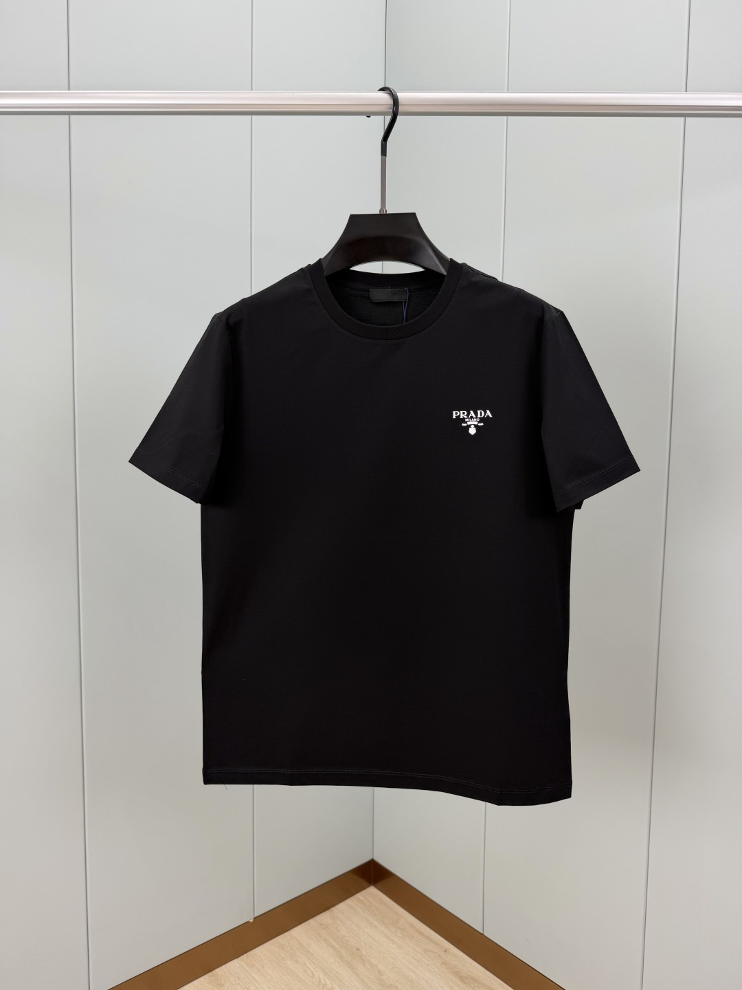 NO:776831,Prada. Prada SS26 new spring and summer classic printed logo short-sleeved T-shirt. The brand's classic iconic printed logo is embellished on the left side of the front chest to highlight the brand recognition. It is an evergreen style, minimalist and versatile. It is made of high-count and high-density 80-count double-strand mercerized cotton. The upper body is comfortable and breathable, soft, delicate and micro-elastic, high-quality fabric; Color black, white, royal blue Size: M-4XL,, prada, prada, T-shirt, tees, t-shirt,19860909Prada.普拉达 SS26春夏新品经典印花标识短袖T恤,正面胸前左侧饰品牌经典标志性印花标识点缀,彰显品牌辨识度,常青款、极简百搭,采用高支数高密度80支双股丝光棉,上身舒适透气、柔软细腻微弹、高品质面料； 颜色黑色、白色、宝蓝 尺码: M-4XL,,prada,prada,T-shirt,tees，t-shirt,,Men's clothing