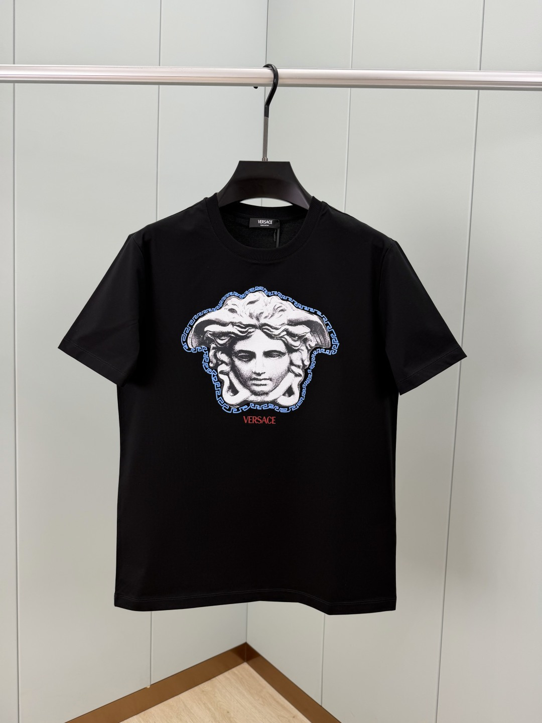 NO:776926,Versace. Versace SS26 new spring and summer new product Medusa in Relief graphic printed logo short-sleeved T-shirt, sculptural Medusa printed logo on the front chest, round neck design is simple and versatile, made of high-count and high-density 80-count double-strand mercerized cotton, the upper body is comfortable and breathable, soft, delicate and micro-elastic, high-quality fabric; Color black, white Size M-4XL,,versace,versace,T-shirt,tees,t-shirt,19860909Versace.范思哲 SS26春夏新品雕塑效果Medusa in Relief图案印花标识短袖T恤,正面胸前饰雕塑效果美杜莎印花logo,圆领设计简约百搭,采用高支数高密度80支双股丝光棉,上身舒适透气、柔软细腻微弹、高品质面料； 颜色黑色、白色 尺码M-4XL,,versace,versace,T-shirt,tees，t-shirt,,Men's clothing