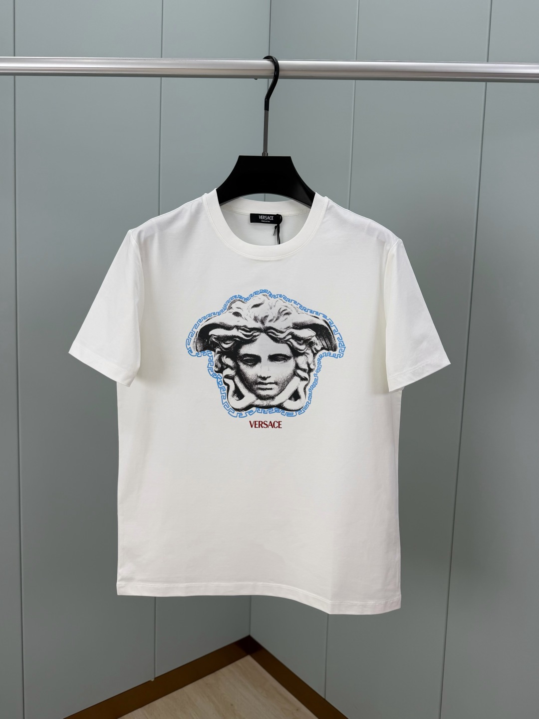 NO:776930,Versace. Versace SS26 new spring and summer new product Medusa in Relief graphic printed logo short-sleeved T-shirt, sculptural Medusa printed logo on the front chest, round neck design is simple and versatile, made of high-count and high-density 80-count double-strand mercerized cotton, the upper body is comfortable and breathable, soft, delicate and micro-elastic, high-quality fabric; color black, white, size M-4XL,,versace,versace,T-shirt,tees,t-shirt,19860909Versace.范思哲 SS26春夏新品雕塑效果Medusa in Relief图案印花标识短袖T恤,正面胸前饰雕塑效果美杜莎印花logo,圆领设计简约百搭,采用高支数高密度80支双股丝光棉,上身舒适透气、柔软细腻微弹、高品质面料； 颜色黑色、白色、 尺码M-4XL,,versace,versace,T-shirt,tees，t-shirt,,Men's clothing