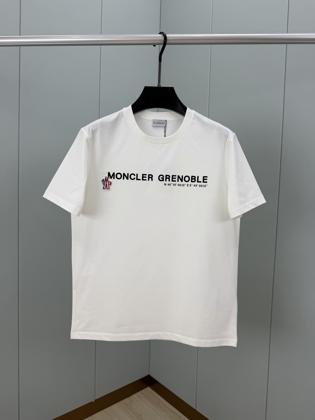 NO:830027,Moncler. Meng Mouth SS26 new spring and summer short-sleeved T-shirt with coordinate letter printing and logo. The front is decorated with the logo printing of the Grenoble city (Grenoble) coordinates + embroidered badge logo embellishment to highlight the brand tradition + the back is decorated with a number printing pattern. Made of high-count and high-density 80-count double-strand mercerized cotton, the upper body is comfortable and breathable, soft, delicate and micro-elastic, high-quality fabric; color black, white, size M-4XL,, Moncler, T-shirt, tees, t-shirt,19860909Moncler.蒙口 SS26春夏新品坐标字母印花标识短袖T恤,正面饰格勒诺布尔市（Grenoble）坐标的标识印花+刺绣徽章logo点缀彰显品牌传统+背面饰编号印花图案.采用高支数高密度80支双股丝光棉,上身舒适透气、柔软细腻微弹、高品质面料； 颜色黑色、白色 尺码M-4XL,,Moncler,T-shirt,tees，t-shirt,,Men's clothing