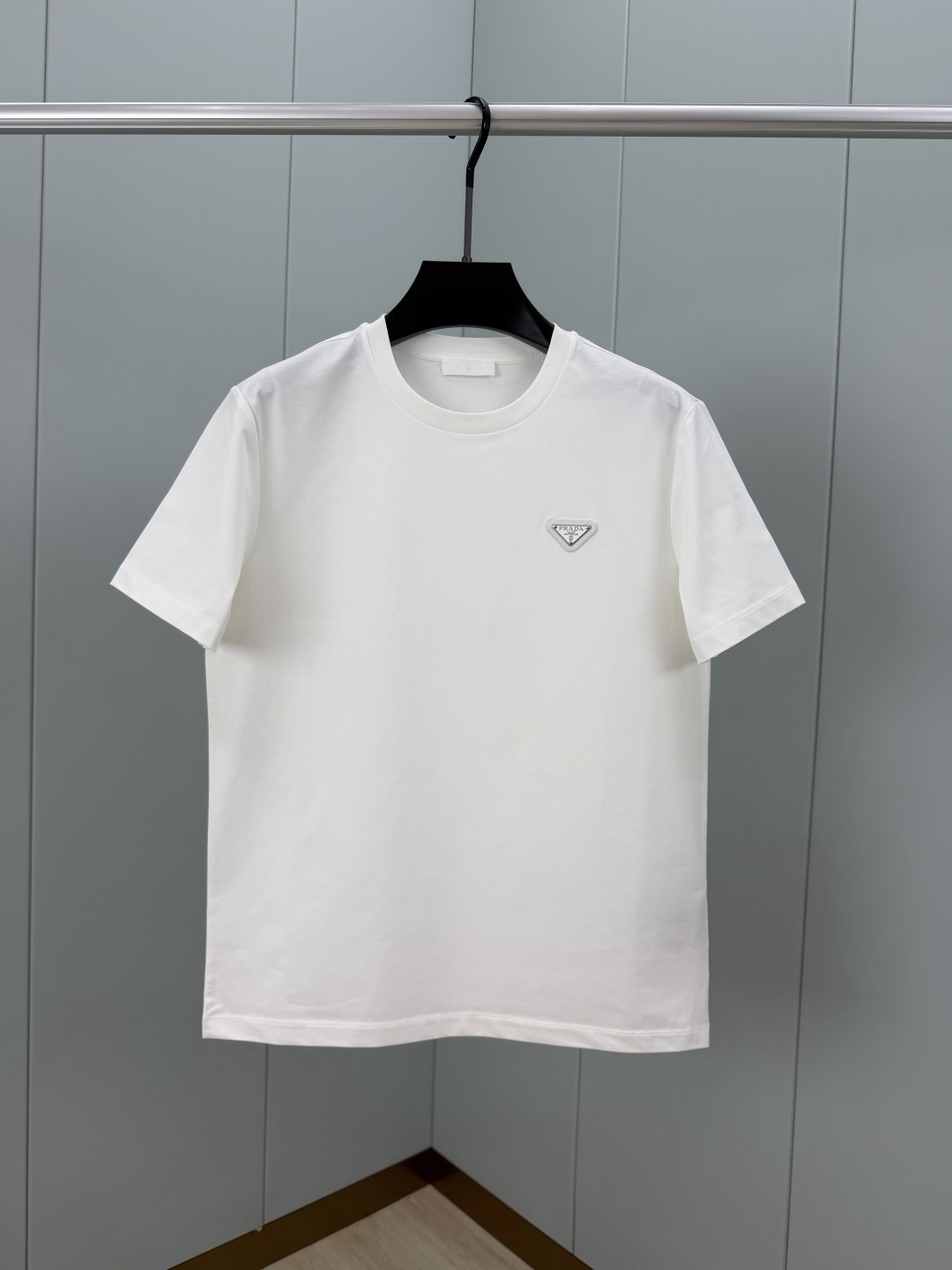 NO:829997,Prada. Prada spring and summer classic short-sleeved T-shirt with enamel triangle metal logo. It is decorated with the iconic triangle logo on the left side of the front chest. It is a basic classic style T-shirt that can be worn inside or outside. It is a classic and evergreen model at the counter. It is made of high-count and high-density 80-count double-strand mercerized cotton. The upper body is comfortable and breathable, soft, delicate and micro-elastic, and is made of high-quality fabrics; colors: black, white,  Size M-4XL,,prada,prada,T-shirt,tees,t-shirt,19860909Prada.普拉达 春夏经典涂珐琅三角形金属徽标短袖T恤,正面胸前左侧饰标志性特色三角标点缀,一款内搭或外穿皆合适的基础经典样式T恤衫,专柜经典常青款、采用高支数高密度80支双股丝光棉,上身舒适透气、柔软细腻微弹、高品质面料； 颜色黑色、白色、 尺码M-4XL,,prada,prada,T-shirt,tees，t-shirt,,Men's clothing