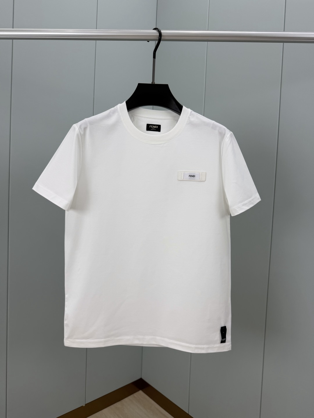 NO:830016,Fendi. Fendi spring and summer short-sleeved T-shirt with woven label and leather badge. The front chest is decorated with leather of the same fabric color + woven label brand letters. There are slits on both sides of the body, FENDI strip logo sewn on the hem and an F-shaped five-hole mother-of-pearl button. It is made of high-count and high-density 80-count double-strand mercerized cotton. The upper body is comfortable and breathable, soft, delicate and micro-elastic, high-quality fabric; color black, white  Size M-4XL,,fendi,fendi,T-shirt,tees,t-shirt,19860909Fendi.芬迪 春夏织唛字母皮牌徽章短袖T恤,正面胸前饰同面料色系皮革+织唛品牌字母点缀,衣身两侧有开叉设计、下脚缝有FENDI贴条标识并附有颗F型五孔珍珠贝母纽扣,采用高支数高密度80支双股丝光棉,上身舒适透气、柔软细腻微弹、高品质面料； 颜色黑色、白色 尺码M-4XL,,fendi,fendi,T-shirt,tees，t-shirt,,Men's clothing