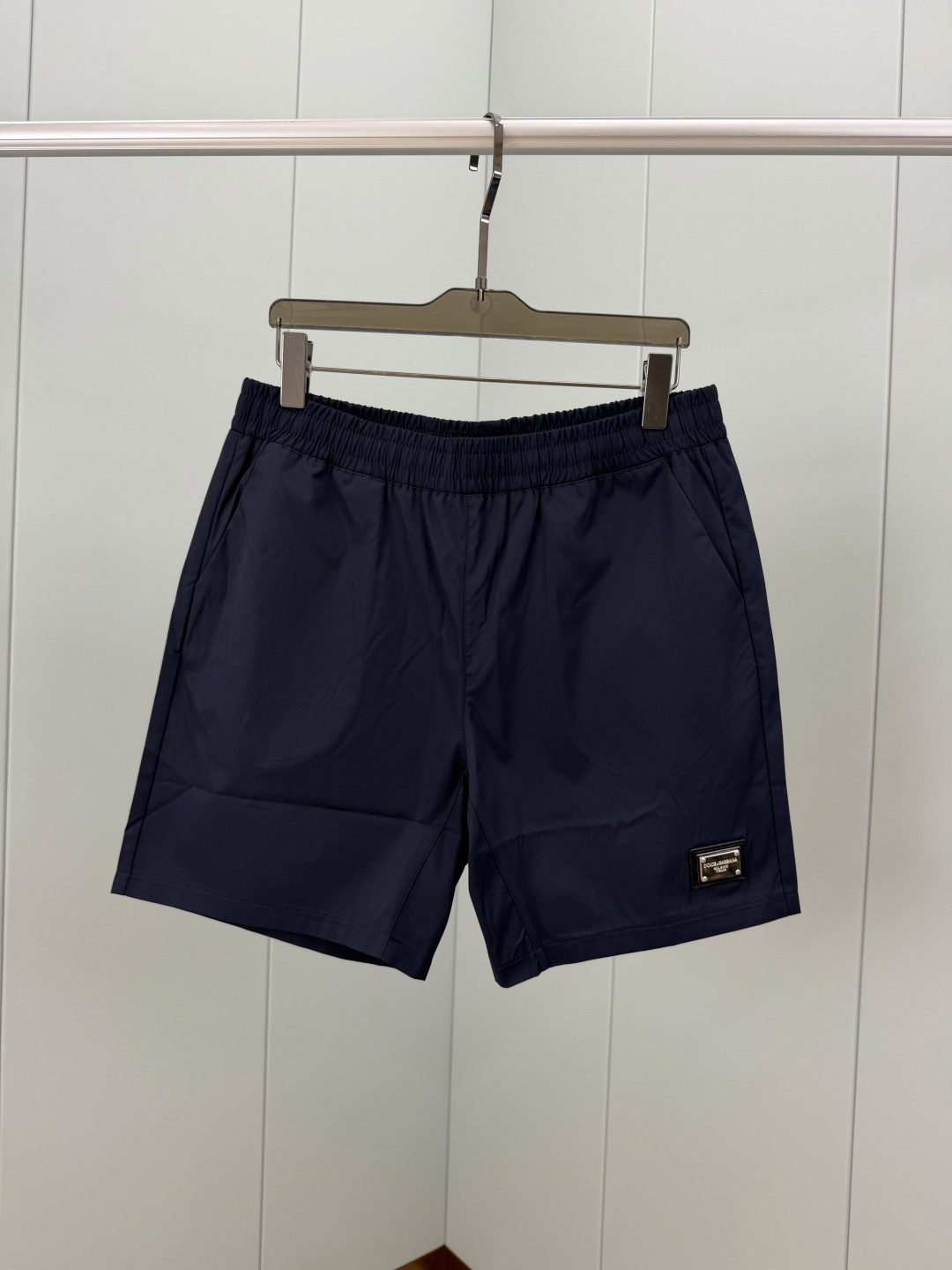 NO:845086,Dolce&Gabbana Summer classic metal leather logo regenerated nylon four-quarter casual shorts, with the brand's classic iconic embellishment on the left hem on the front Dolce&Gabbana logo, these swimming shorts are specially designed for active summers, made of classic nylon fabric, slant pockets on both sides + rear patch pockets on the back, drawstring design in the elastic waistband, comfortable fit, free movement, a summer four-quarter shorts suitable for leisure or sports; color black, royal blue  Size M～XXXL,,Dolce&Gabbana,Dolce&Gabbana,shorts,19860909Dolce&Gabbana.杜嘉班纳 夏季经典金属皮牌徽标再生尼龙四分休闲短裤,正面左侧下摆饰有品牌经典标志性点缀 Dolce&Gabbana标牌,这款游泳短裤专为活力夏日而设计,采用经典尼龙面料制成,两侧斜插袋+背面后贴袋,松紧腰带内抽绳式设计,舒适贴合,活动自如,适合休闲或运动的一款夏季四分短裤； 颜色黑色、宝蓝 尺码M～XXXL,,Dolce&Gabbana,Dolce&Gabbana,shorts,,Men's clothing