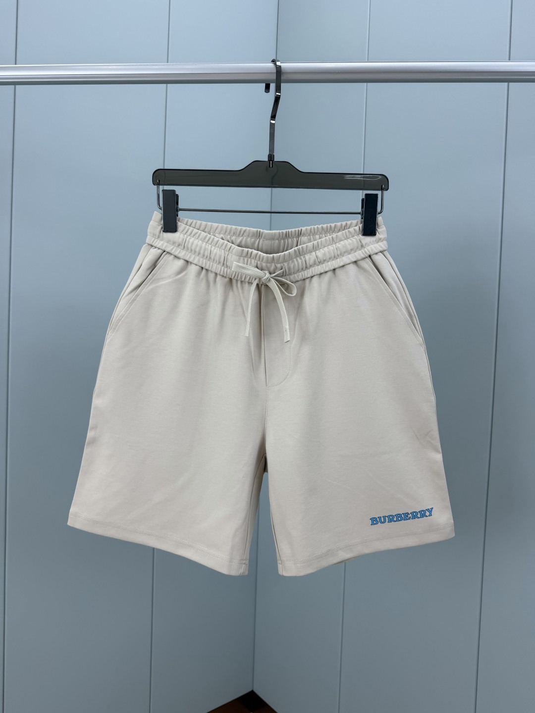 NO:839482,Burberry. Burberry SS26 summer men's new collection logo printed logo ice oxygen cotton casual shorts, embellished with Burberry letter logo printing on the front of the trousers + a contrasting equestrian knight logo printing combination design on the back pocket. It adopts a drawstring design, elastic elastic waistband, diagonal pockets on both sides + back patch pockets, custom-made summer refreshing 230g ice oxygen cotton fabric with its own ice feel, moisture absorption and quick drying, not easy to wrinkle, and the highest level of 7A Salona antibacterial performance!  An indispensable casual shorts in summer; color black, light apricot, size M～XXXL,,burberry,burberry,shorts,19860909Burberry.巴宝莉 SS26夏季男士新品典藏徽标印花logo冰氧棉休闲短裤,裤脚正面点缀 Burberry 字母徽标印花+后袋融入对比色马术骑士徽标印花组合设计.采用抽绳式设计,弹性松紧腰边、两侧斜插袋+背面后贴袋,定制夏季清爽230克重冰氧棉面料自带冰感、吸湿速干、不易起皱、7A最高等级的索罗纳抗菌性能！夏季不可或少的一款休闲短裤； 颜色黑色、浅杏 尺码M～XXXL,,burberry,burberry,shorts,,Men's clothing