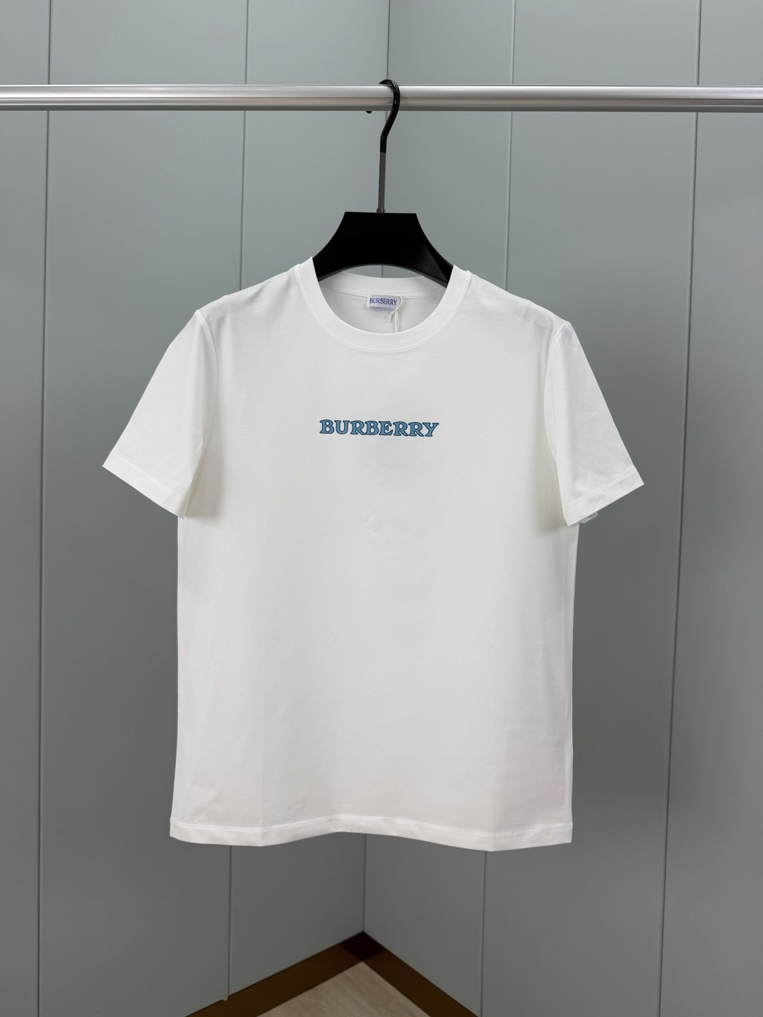 NO:839488,Burberry. Burberry SS26 summer new collection logo printed logo short-sleeved T-shirt. The front is decorated with the collection Burberry logo printing + the back is cleverly matched with a three-dimensional textured equestrian knight print logo combination design. It is made of high-count and high-density 80-count double-strand mercerized cotton. The upper body is comfortable and breathable, soft, delicate and micro-elastic, high-quality fabric; color black, white  Size S～XXXL (4XL, 5XL can be customized, and pure cotton fabric can be customized),,burberry,burberry,T-shirt,tees,t-shirt,19860909Burberry.巴宝莉 SS26夏季新典藏徽标印花标识短袖T恤,正面装饰典藏Burberry徽标印花+背部巧搭立体质感马术骑士印花徽标组合设计,采用高支数高密度80支双股丝光棉,上身舒适透气、柔软细腻微弹、高品质面料； 颜色黑色、白色 尺码S～XXXL（可定制4XL、5XL,奕可定做纯棉面料）,,burberry,burberry,T-shirt,tees，t-shirt,,Men's clothing