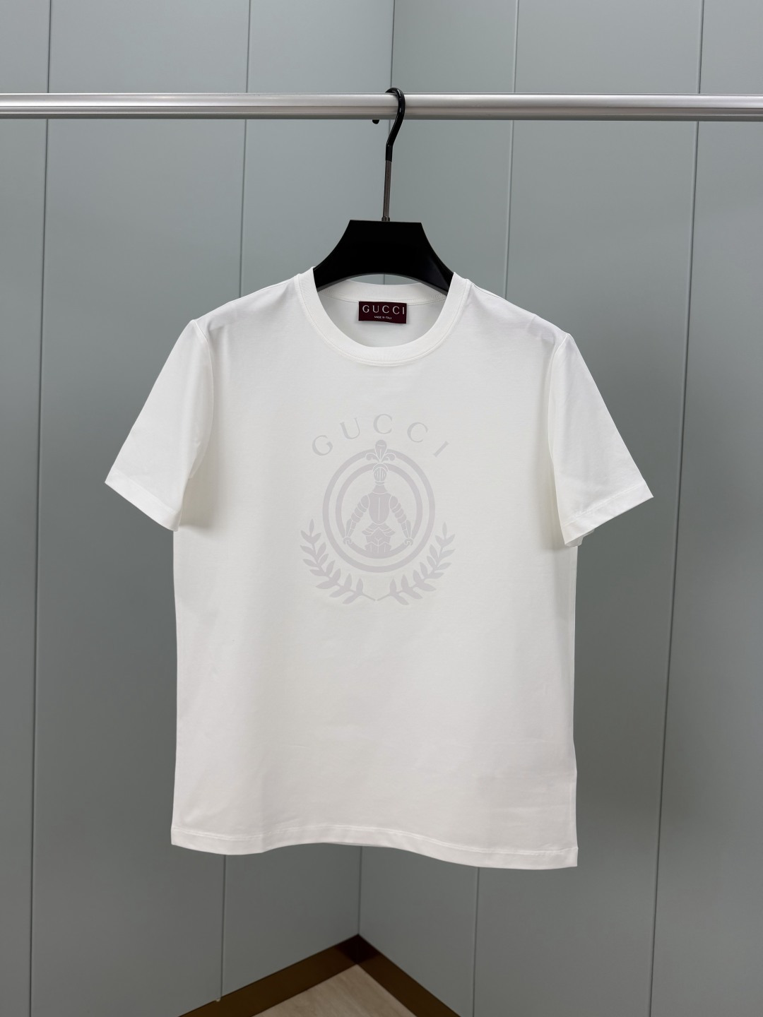 NO:845065,Gucci. Gucci SS26 new summer product Gucci badge printed logo short-sleeved T-shirt, Generation Gucci deeply explores the brand's archive elements and integrates the designs of different generations into an aesthetic narrative. Gucci badges are embellished on selected ready-to-wear, highlighting high-end texture and modern details. High-count and high-density 80-count double-strand mercerized cotton is selected. The upper body is comfortable and breathable, soft, delicate and micro-elastic, high-quality fabric; color black, white  Size S～XXXL (4XL, 5XL can be customized, and pure cotton fabric can be customized),, gucci, gucci, T-shirt, tees, t-shirt,19860909Gucci.古驰 SS26夏季新品Gucci徽章印花标识短袖T恤,Generation Gucci 深入探索品牌的典藏元素,将不同世代的设计融合成一种美学叙事.Gucci徽章点缀精选成衣,突显高级质感和现代细节.选用高支数高密度80支双股丝光棉,上身舒适透气、柔软细腻微弹、高品质面料； 颜色黑色、白色 尺码S～XXXL（可定制4XL、5XL,奕可定做纯棉面料）,,gucci,gucci,T-shirt,tees，t-shirt,,Men's clothing
