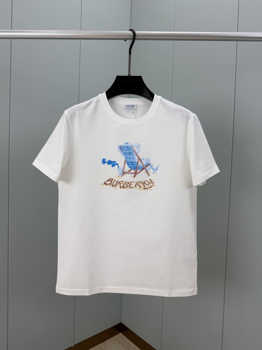 NO:845073,Burberry. Burberry SS26 new summer short-sleeved T-shirt with hand-painted art prints. The front is embellished with hand-painted art print designs, vividly showing the leisurely scene of an equestrian rider leaning on a Burberry plaid lounge chair. Made of high-count and high-density 80-count double-strand mercerized cotton, the upper body is comfortable and breathable, soft, delicate and micro-elastic, high-quality fabric; color black, white  Size S～XXXL (4XL, 5XL can be customized, and pure cotton fabric can be customized),,burberry,burberry,T-shirt,tees,t-shirt,19860909Burberry.巴宝莉 SS26夏季新品手绘艺术印花图案短袖T恤,正面点缀手绘艺术图案印花设计,生动展示马术骑士倚靠在Burberry格纹躺椅上的悠闲景致.采用高支数高密度80支双股丝光棉,上身舒适透气、柔软细腻微弹、高品质面料； 颜色黑色、白色 尺码S～XXXL（可定制4XL、5XL,奕可定做纯棉面料）,,burberry,burberry,T-shirt,tees，t-shirt,,Men's clothing