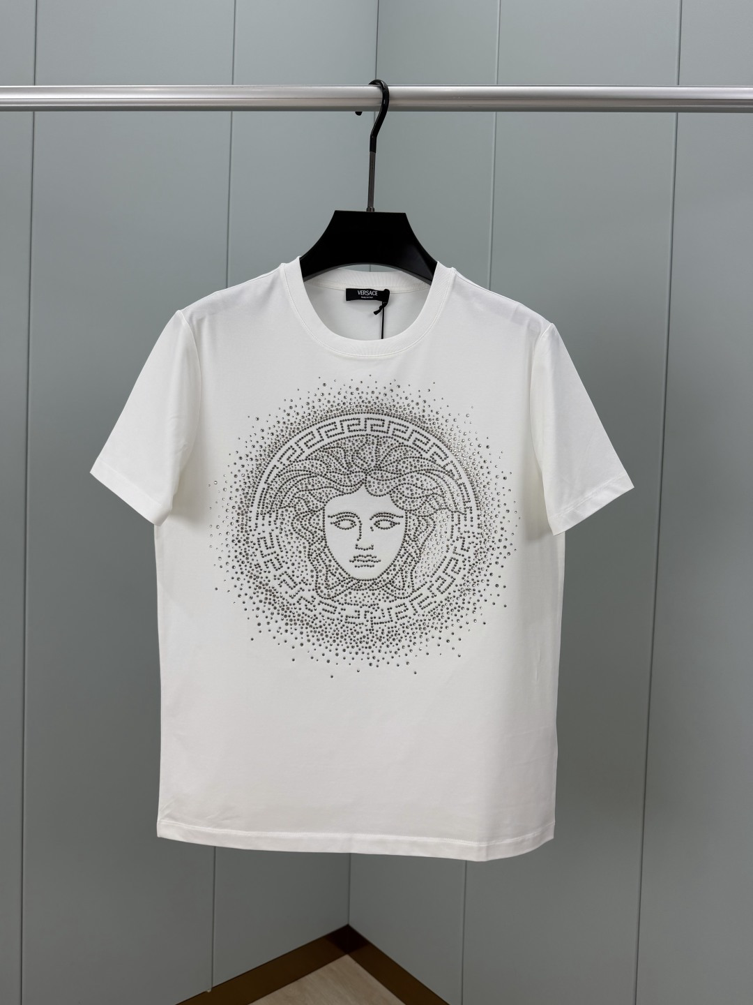 NO:845077,Versace. Summer classic starry crystal embellished Fading Medusa short-sleeved T-shirt. The front is decorated with Fading Medusa pattern luxury crystal inlay, which is super sparkling under the light and perfect for recognition. The round neck design is simple and versatile, and can be easily worn in daily life or parties. It is made of high-count and high-density 80-count double-strand mercerized cotton. The upper body is comfortable and breathable, soft, delicate and micro-elastic, high-quality fabric; colors black, royal blue, white  Size S～XXXL (black and white can be customized to 4XL, 5XL, and pure cotton fabric can be customized),,versace,versace,T-shirt,tees,t-shirt,19860909Versace.范思哲 夏季经典满天星水晶点缀Fading Medusa短袖T恤,正面饰有Fading Medusa图案奢华水晶镶嵌,灯光下超闪耀、辩识度满分.圆领设计简约百搭,日常或派对都能轻松驾驭,采用高支数高密度80支双股丝光棉,上身舒适透气、柔软细腻微弹、高品质面料； 颜色黑色、宝蓝、白色 尺码S～XXXL（黑白可定制4XL、5XL,奕可定制纯棉面料）,,versace,versace,T-shirt,tees，t-shirt,,Men's clothing