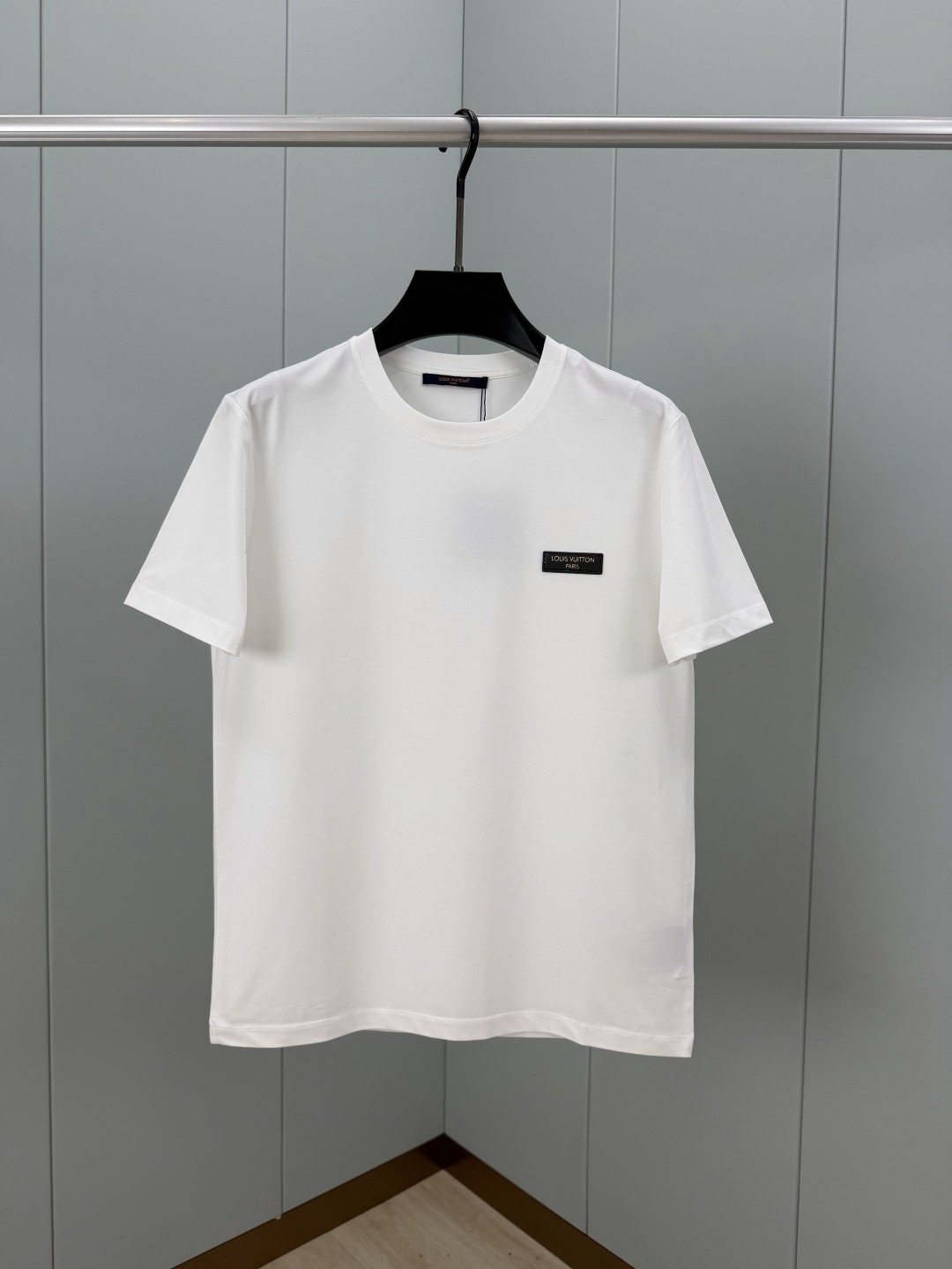 NO:845051,LOUIS VUIT  Size S～XXXL (4XL, 5XL can be customized, pure cotton fabric can be customized),, louis vuitton, louis vuitton, T-shirt, tees, t-shirt,19860909LOUIS VUITT*N.路易*登 SS26夏季新品皮革徽章贴饰短袖T恤,正面饰路易威登威登巴黎英文字样皮革贴饰点缀,完美衬托新季造型.采用高支数高密度80支双股丝光棉,上身舒适透气、柔软细腻微弹、高品质面料； 颜色黑色、白色 尺码S～XXXL（可定制4XL、5XL,奕可定制纯棉面料）,,louis vuitton,louis vuitton,T-shirt,tees，t-shirt,,Men's clothing